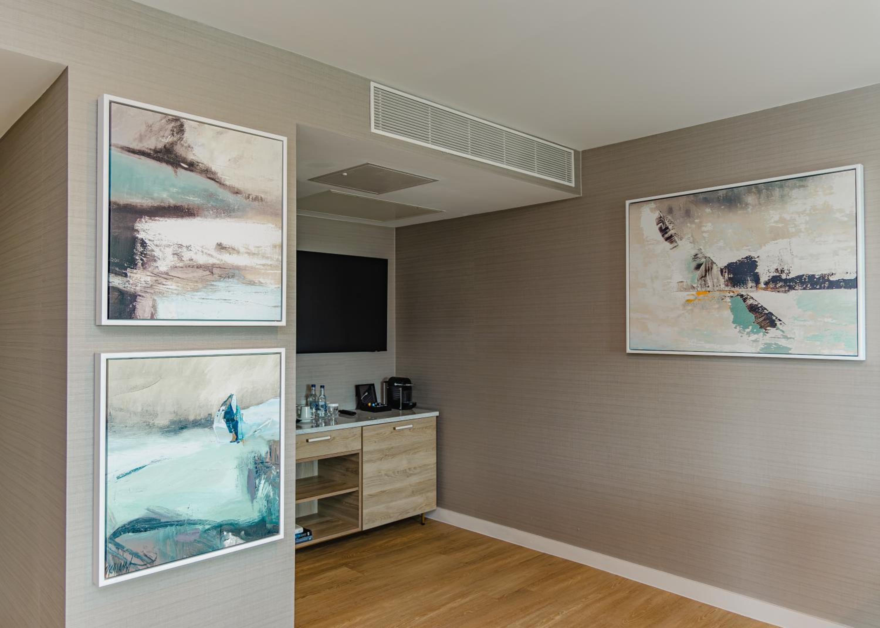 One-Bedroom King Suite with City View thumbnail 5