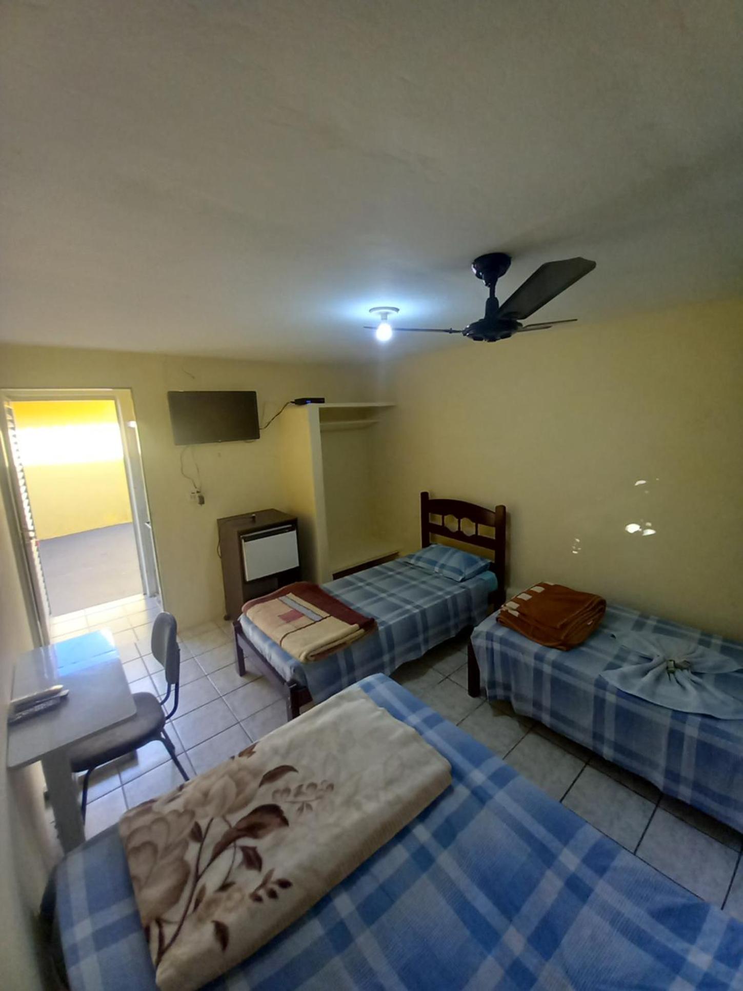 Quadruple Room with Private Bathroom - Photo 7