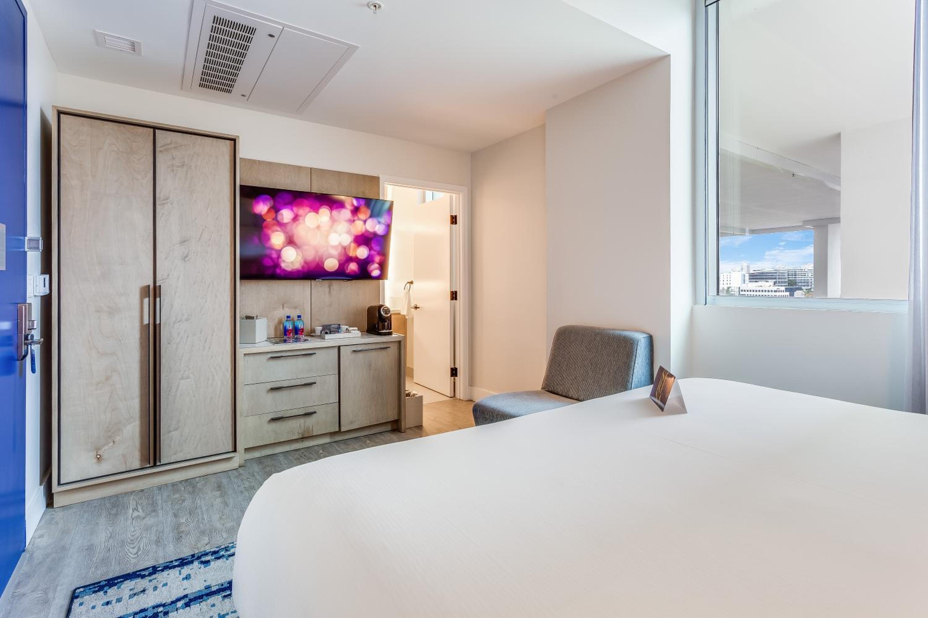Compact King Room - Photo 3