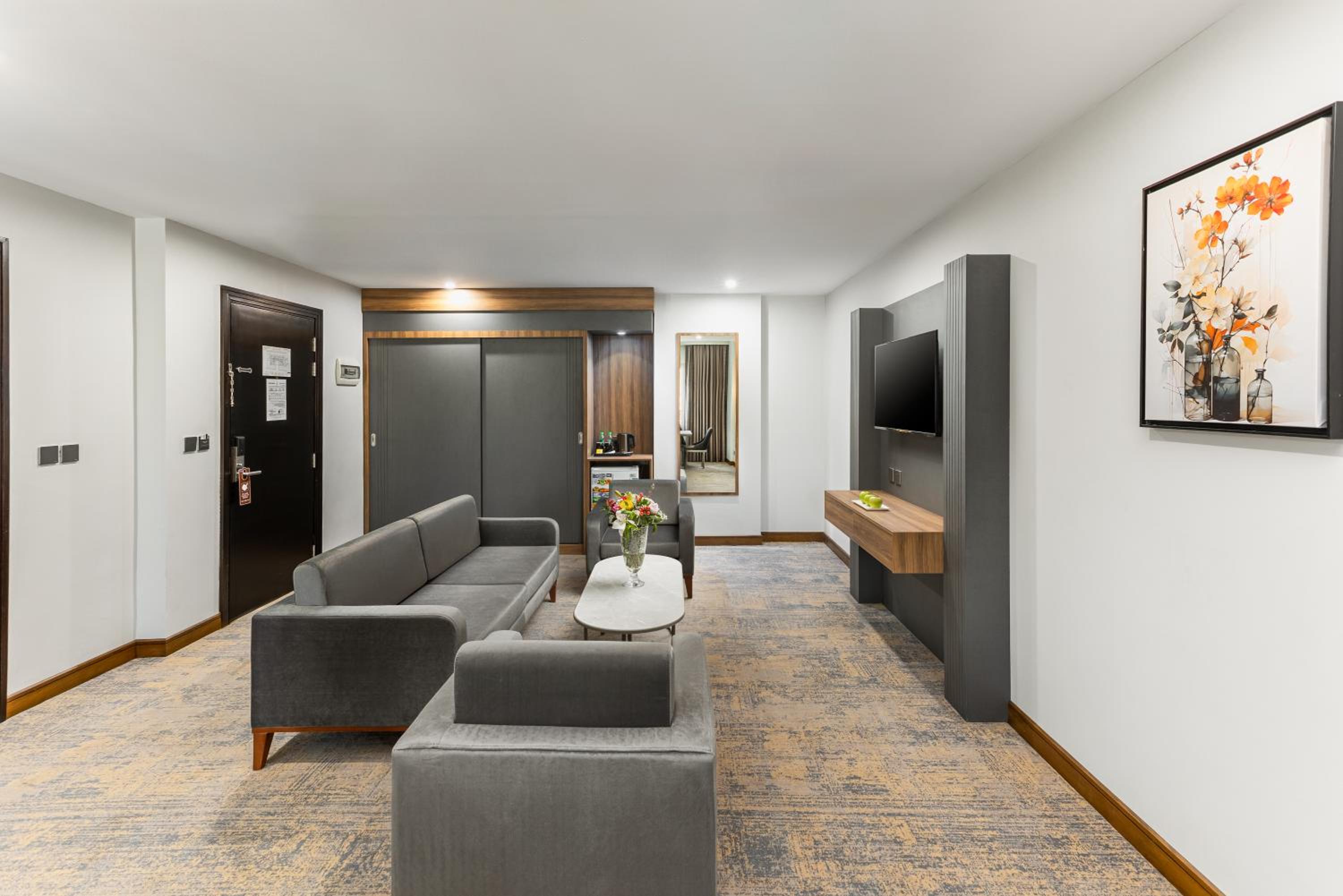 One-Bedroom Suite photo 1