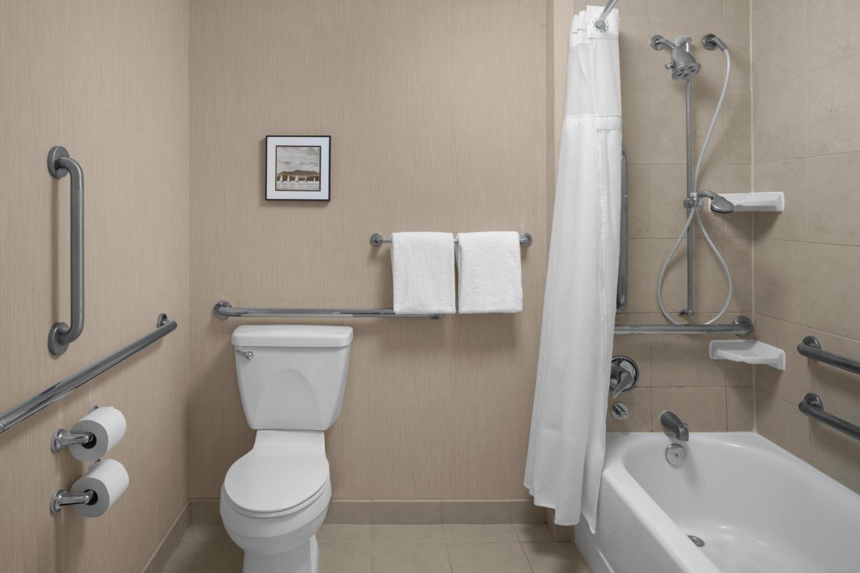 Queen Studio with Sofa Bed and Adapted Tub - Mobility and Hearing Accessible