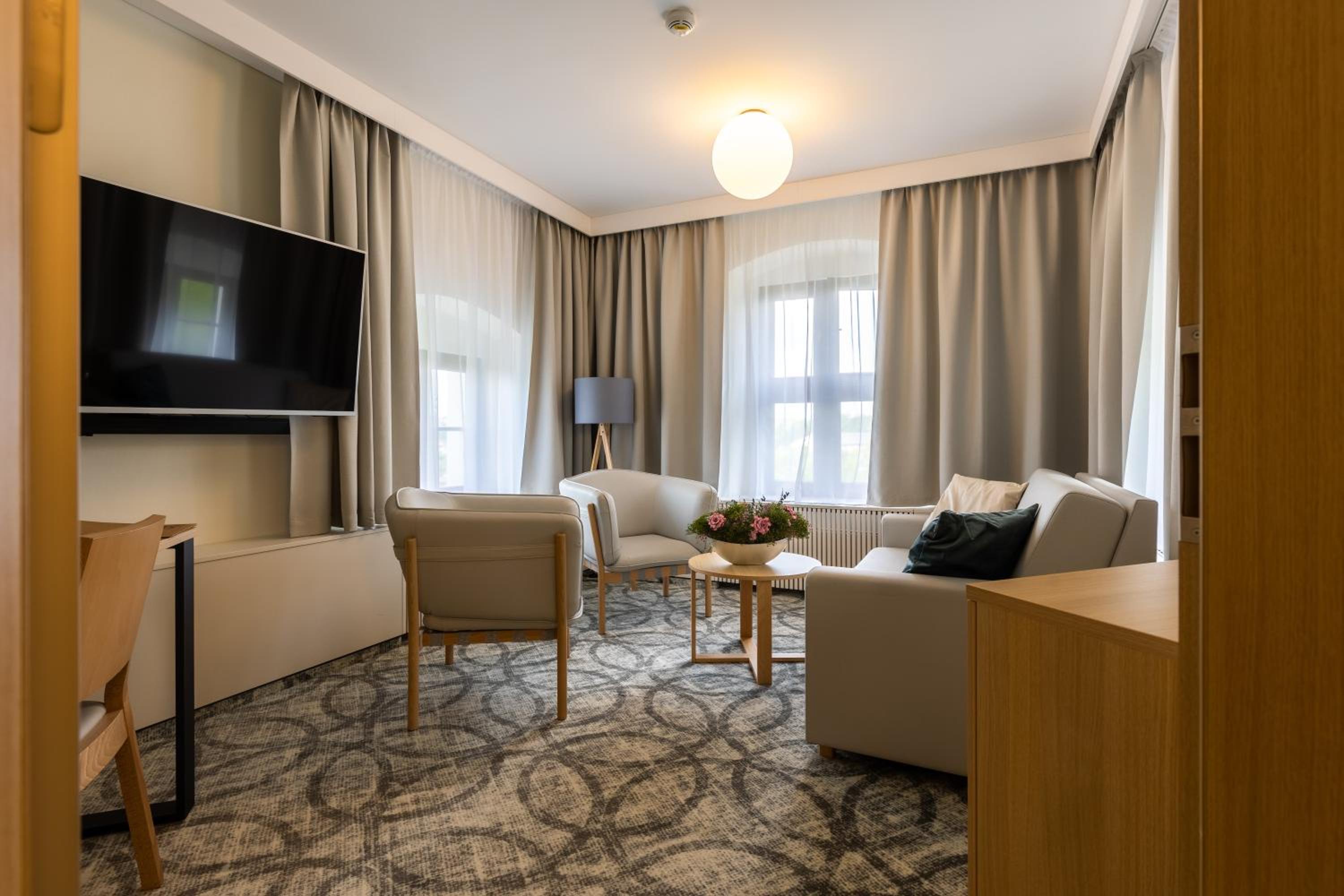 Deluxe King Suite photo 2