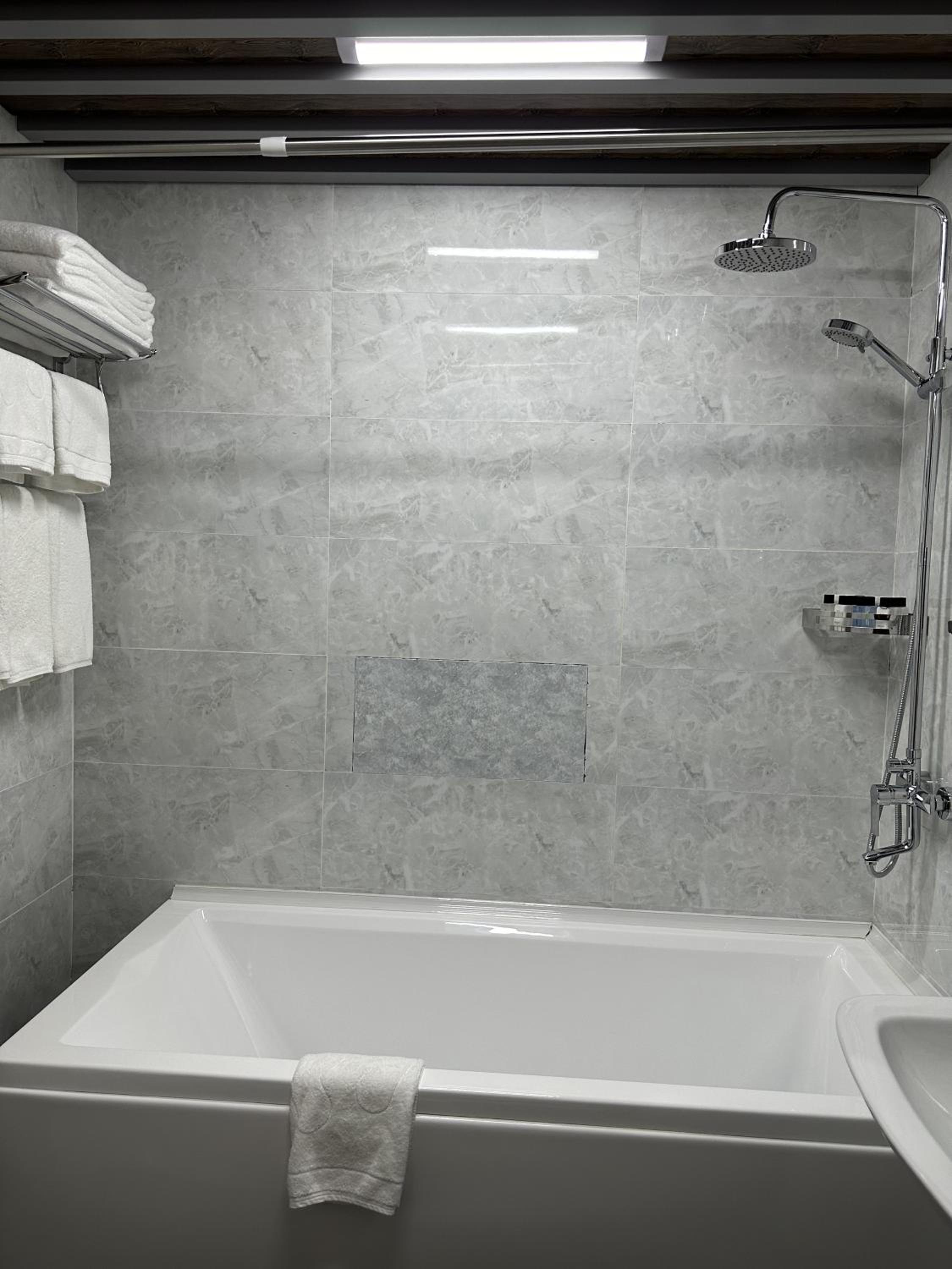 Executive Suite - Photo 4