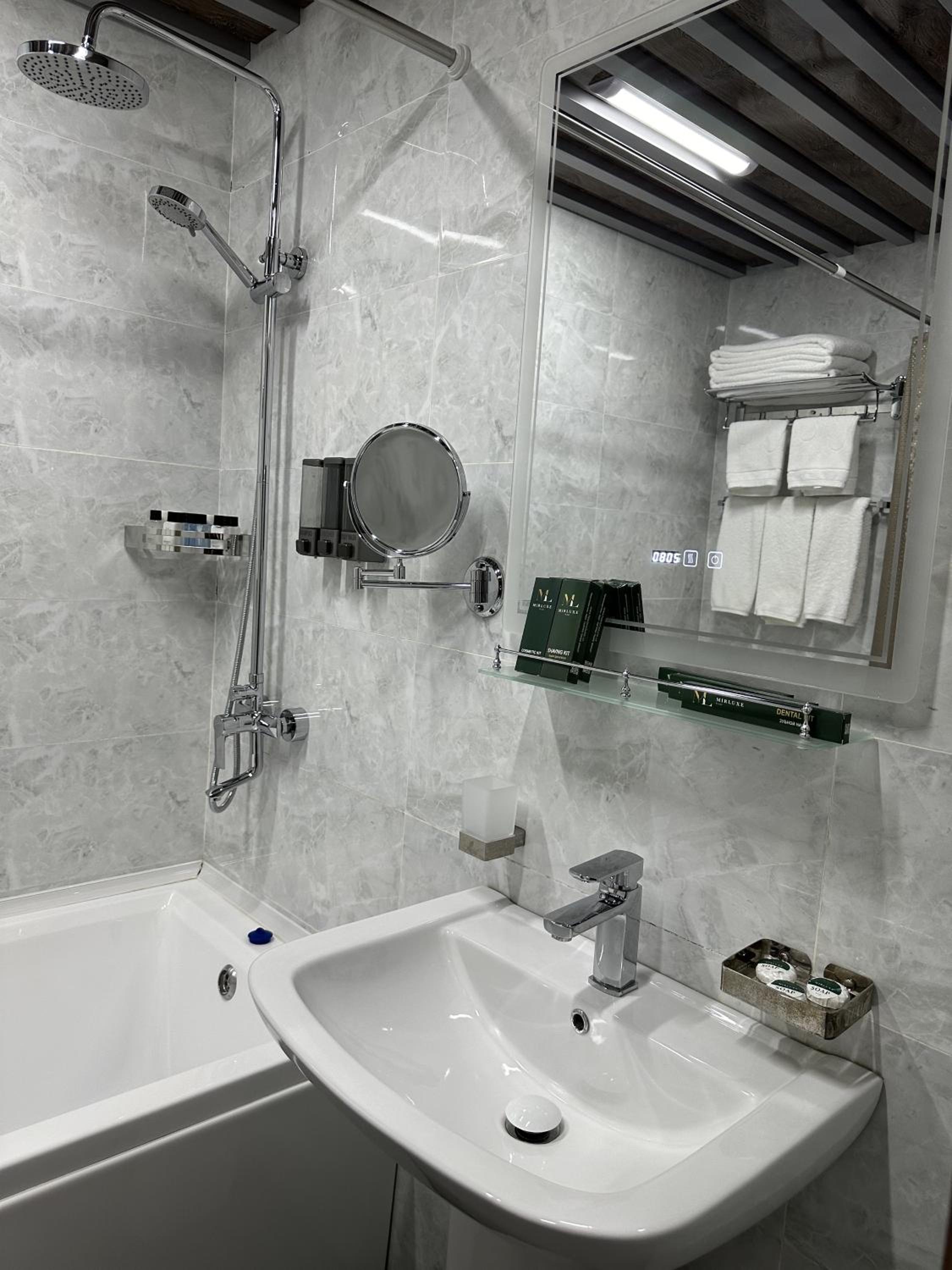 Executive Suite - Photo 5