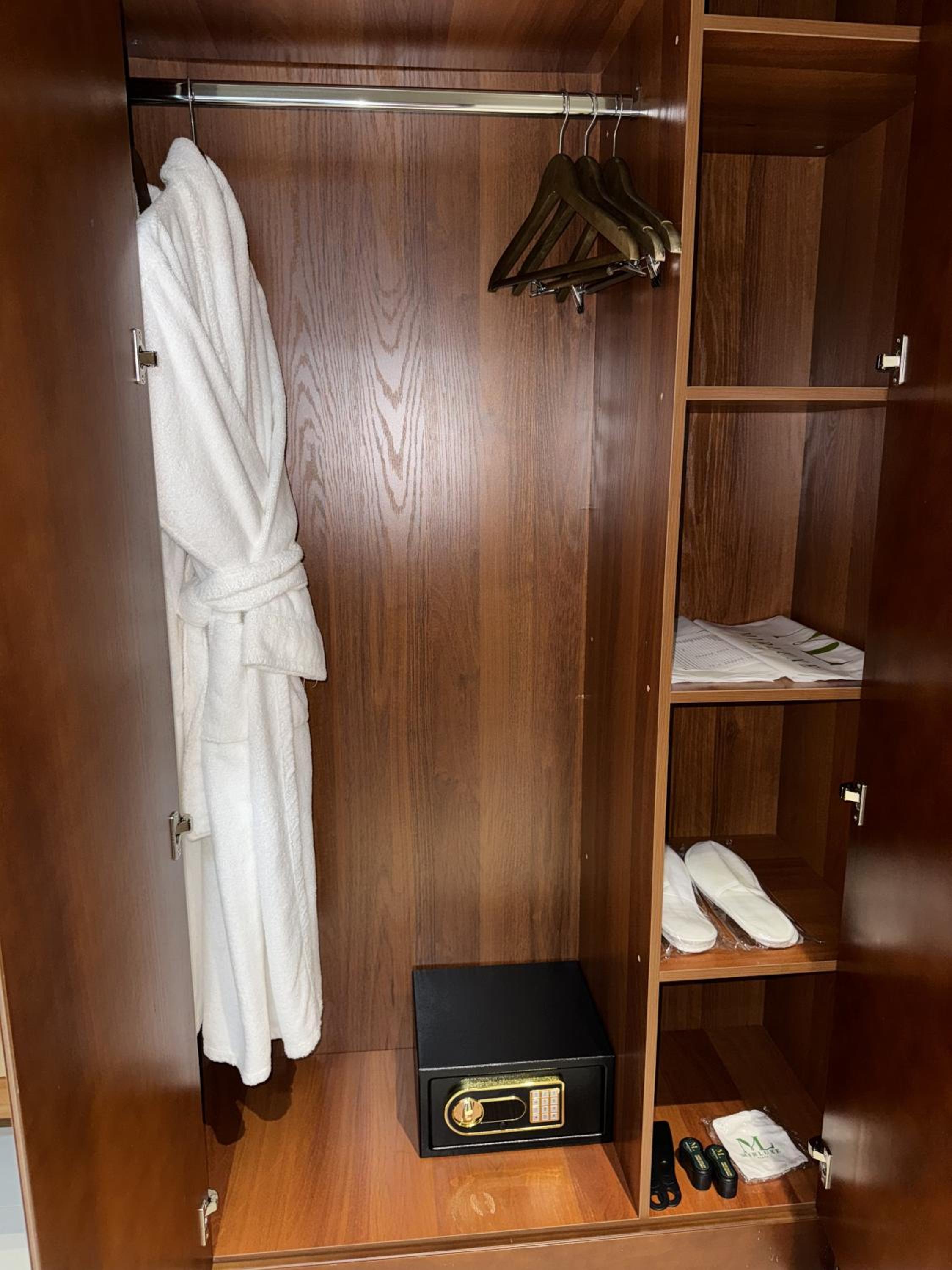 Executive Suite - Photo 14