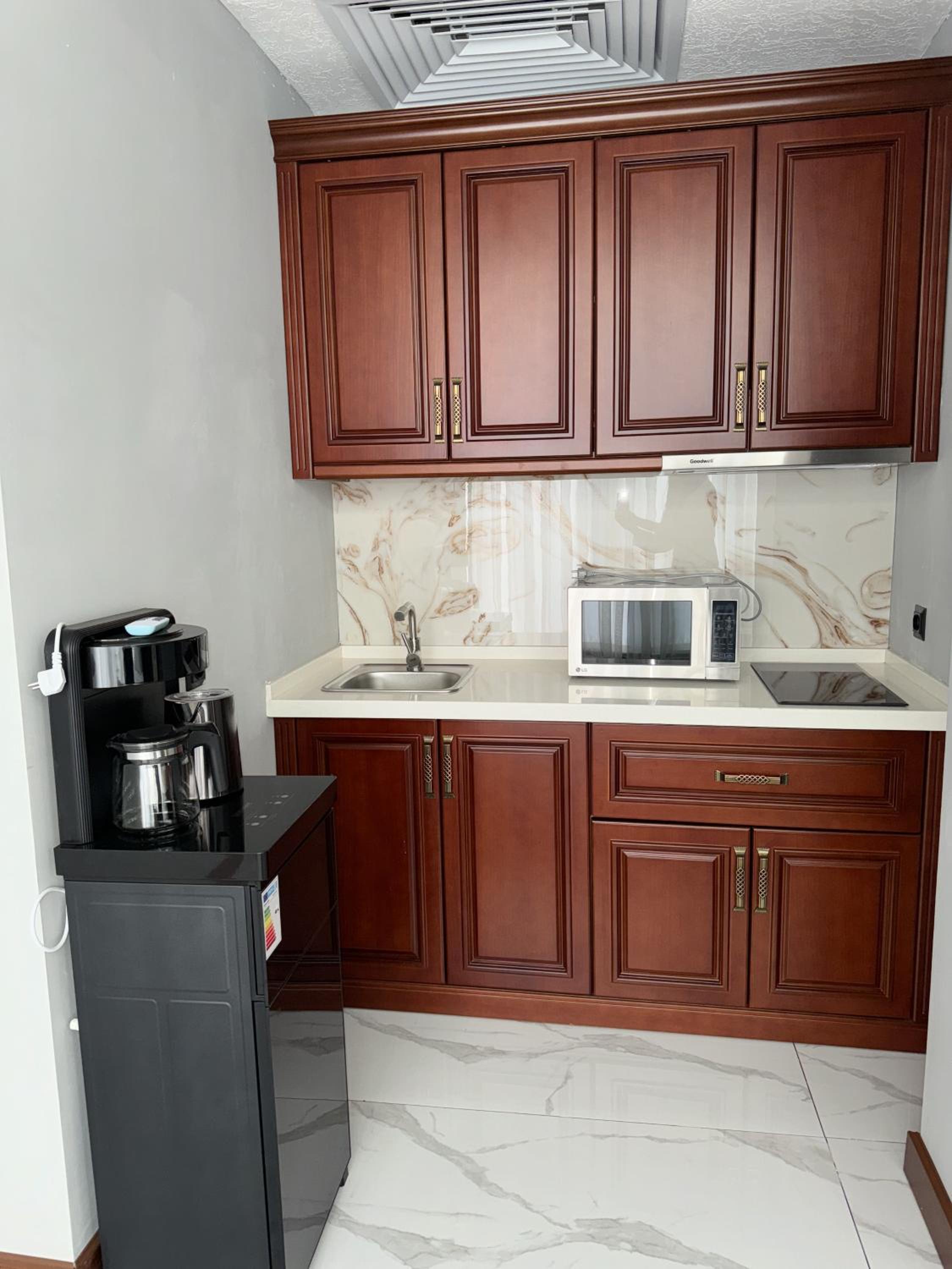 Executive Suite - Photo 18