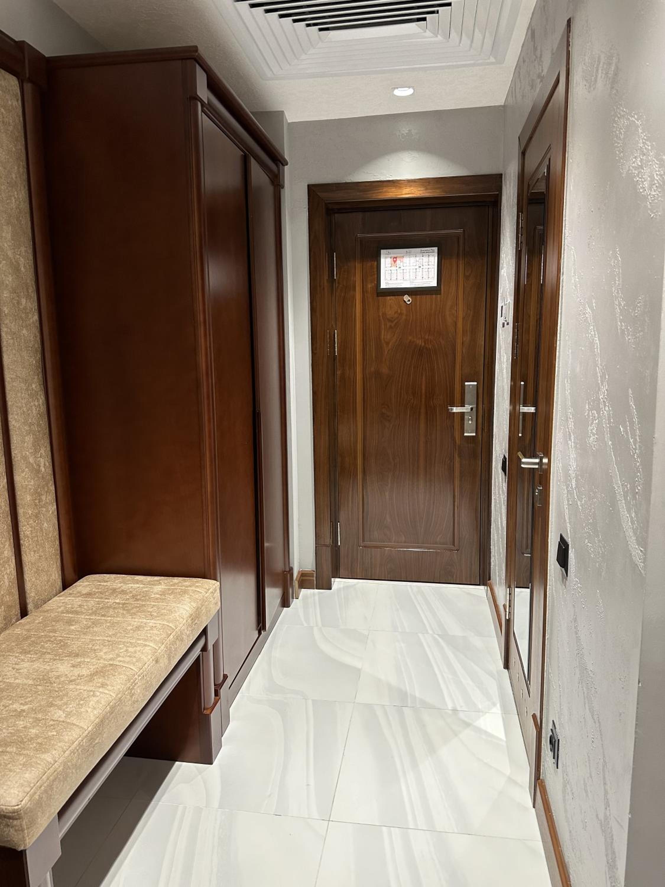Executive Suite - Photo 8