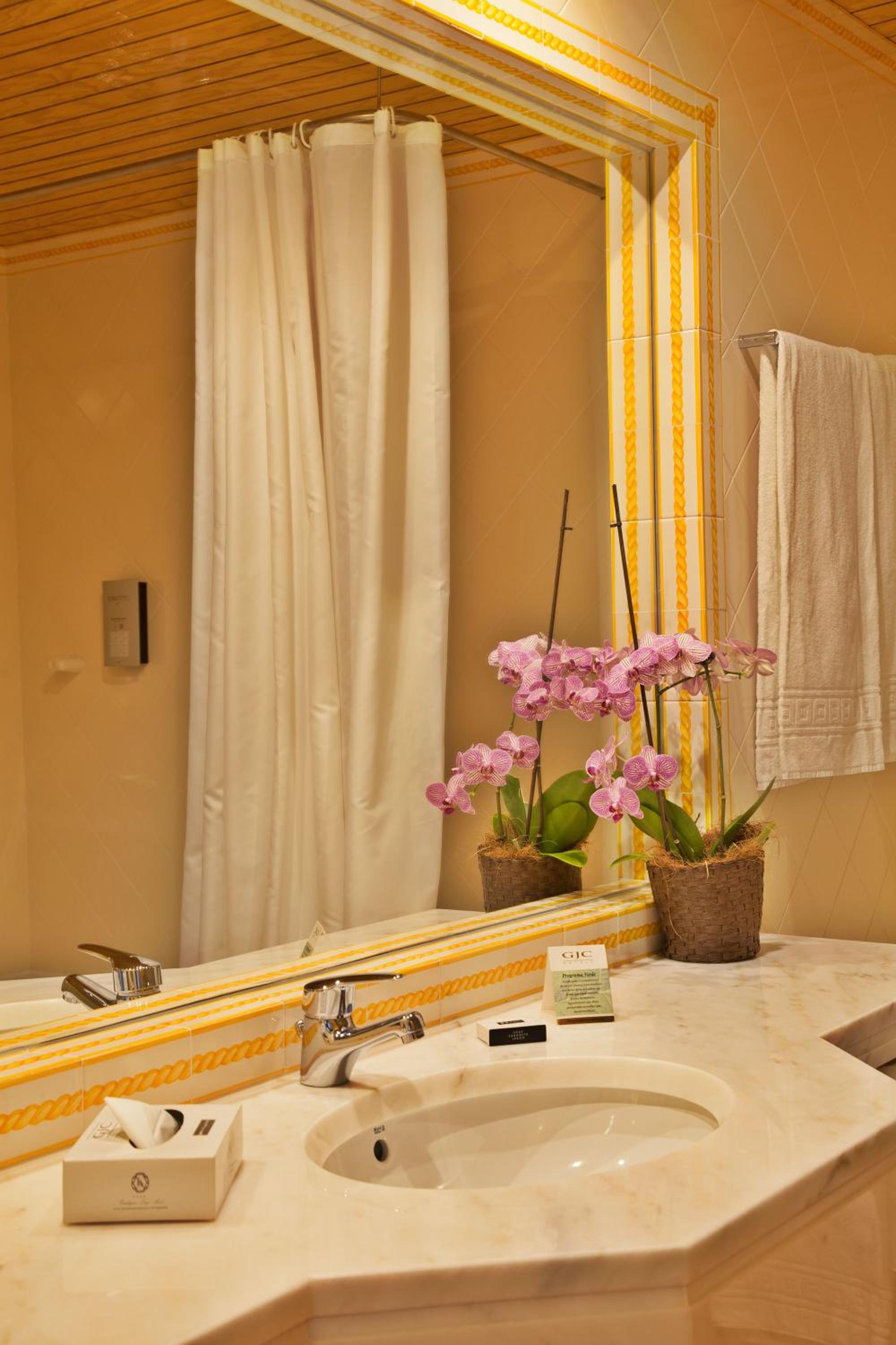 Superior One-Bedroom Apartment with Lake View - Photo 7