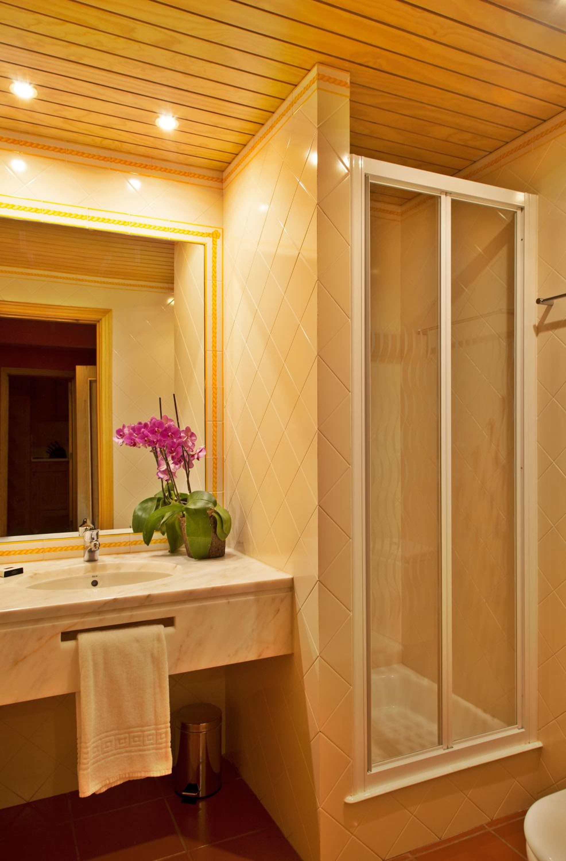 Superior One-Bedroom Apartment with Lake View - Photo 8
