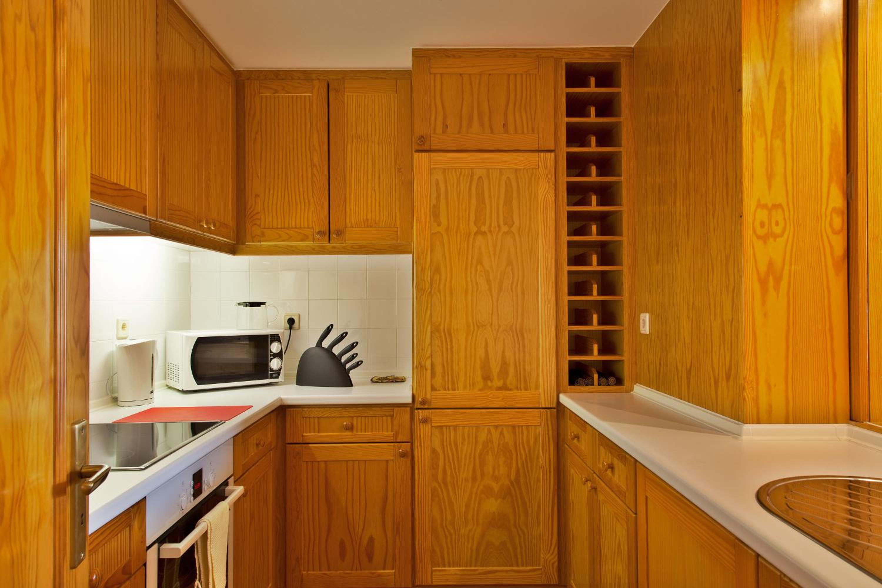 Superior One-Bedroom Apartment with Lake View - Photo 13