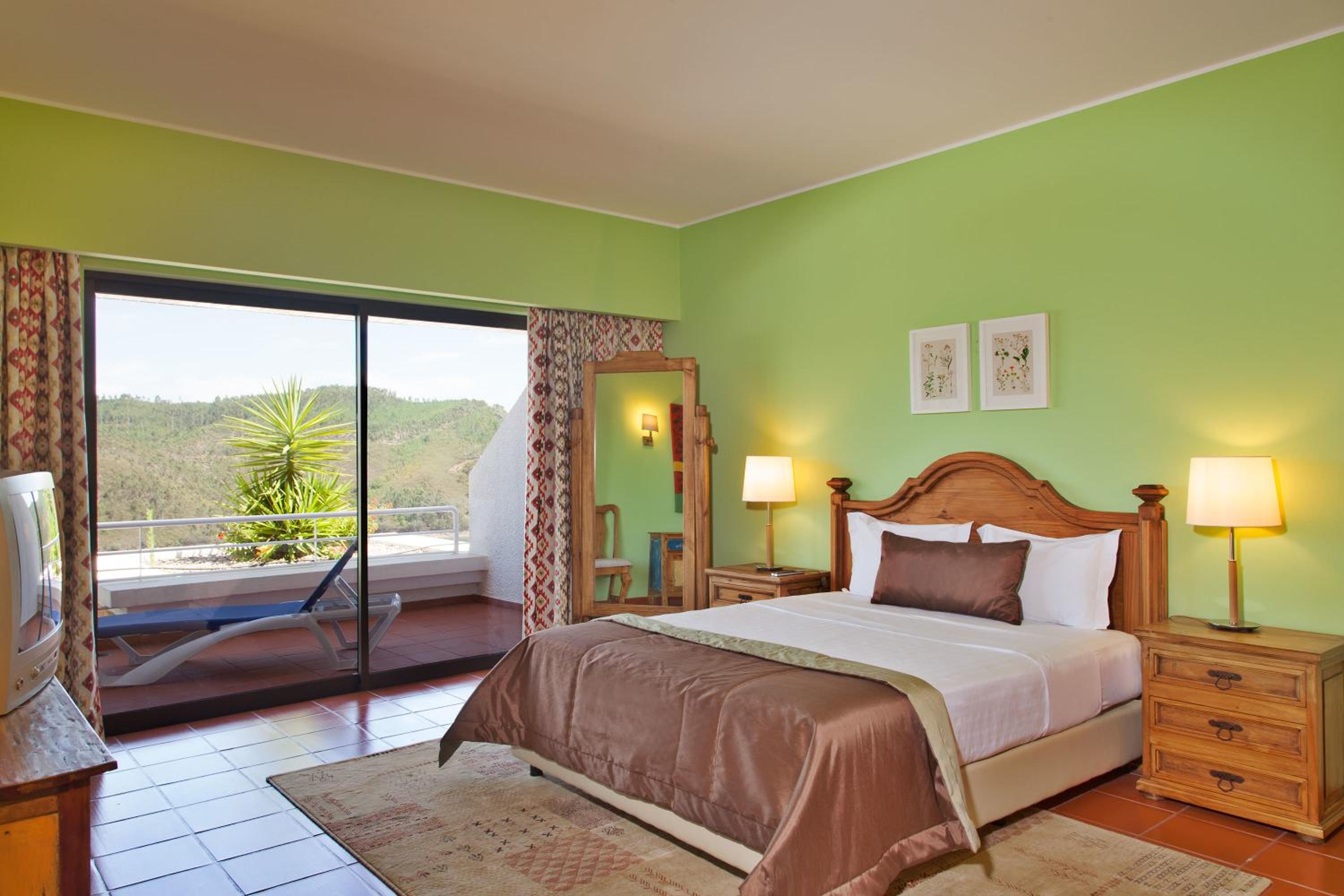 Superior One-Bedroom Apartment with Lake View - Photo 5