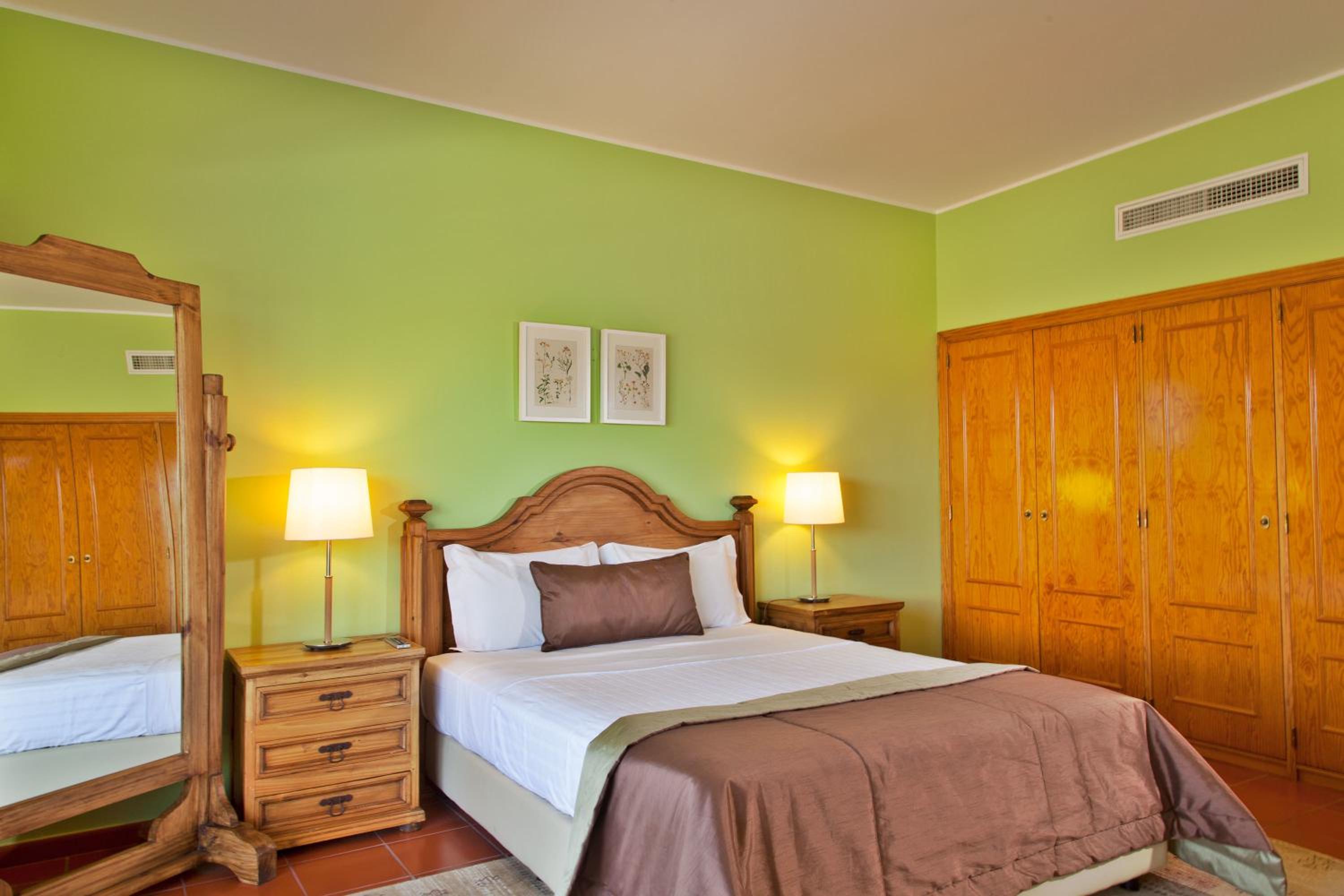 Superior One-Bedroom Apartment with Lake View - Photo 6
