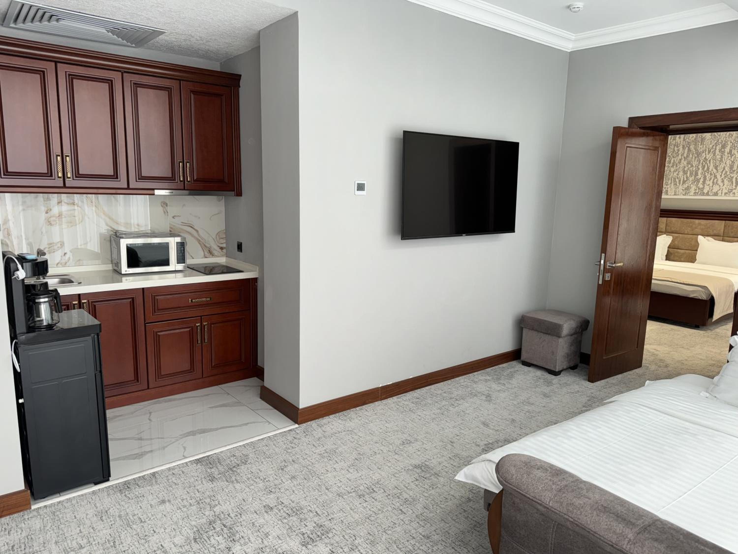Executive Suite - Photo 16