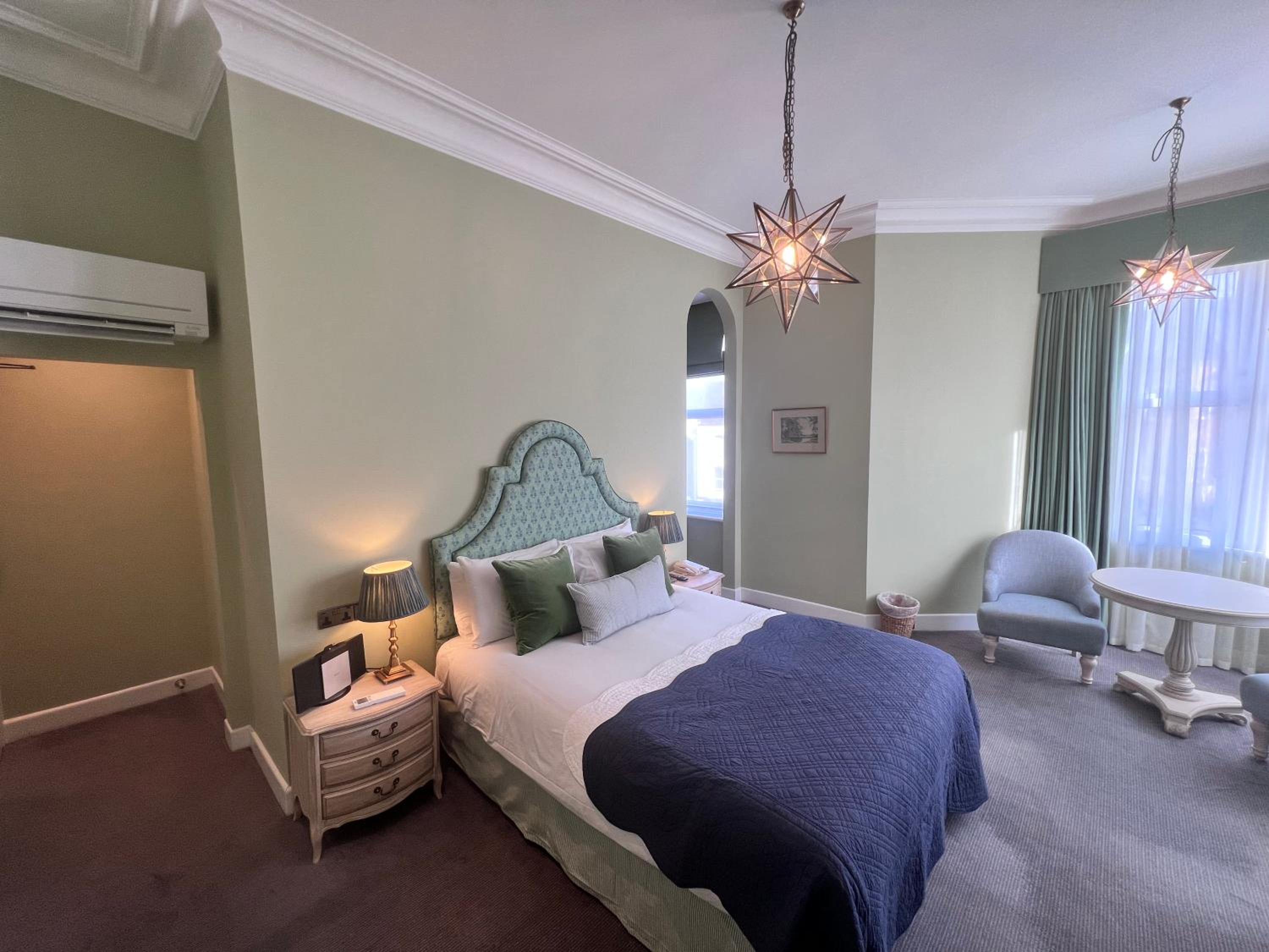 Suite  - Photo 1