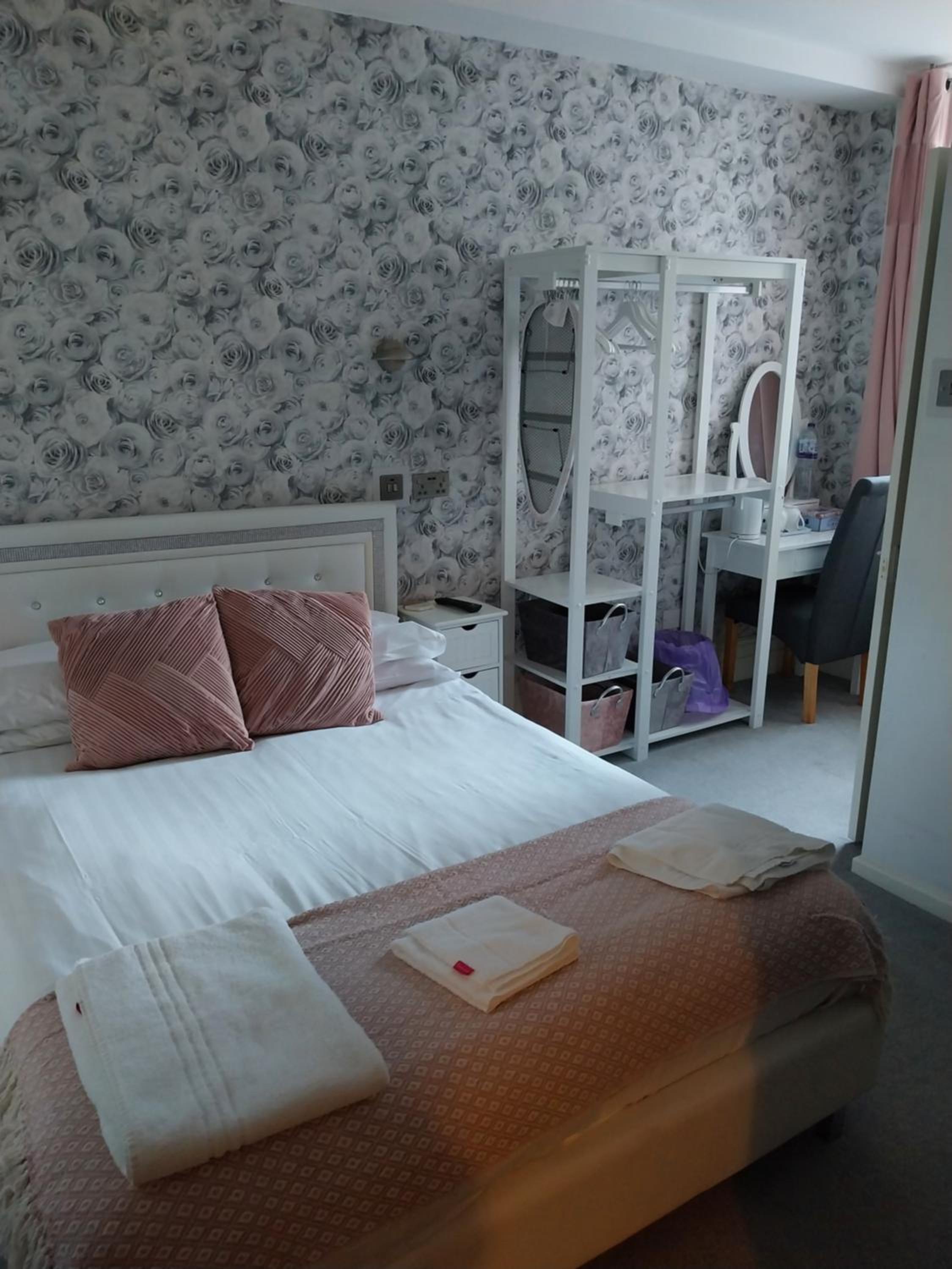 Double Room with Private Bathroom - Photo 6
