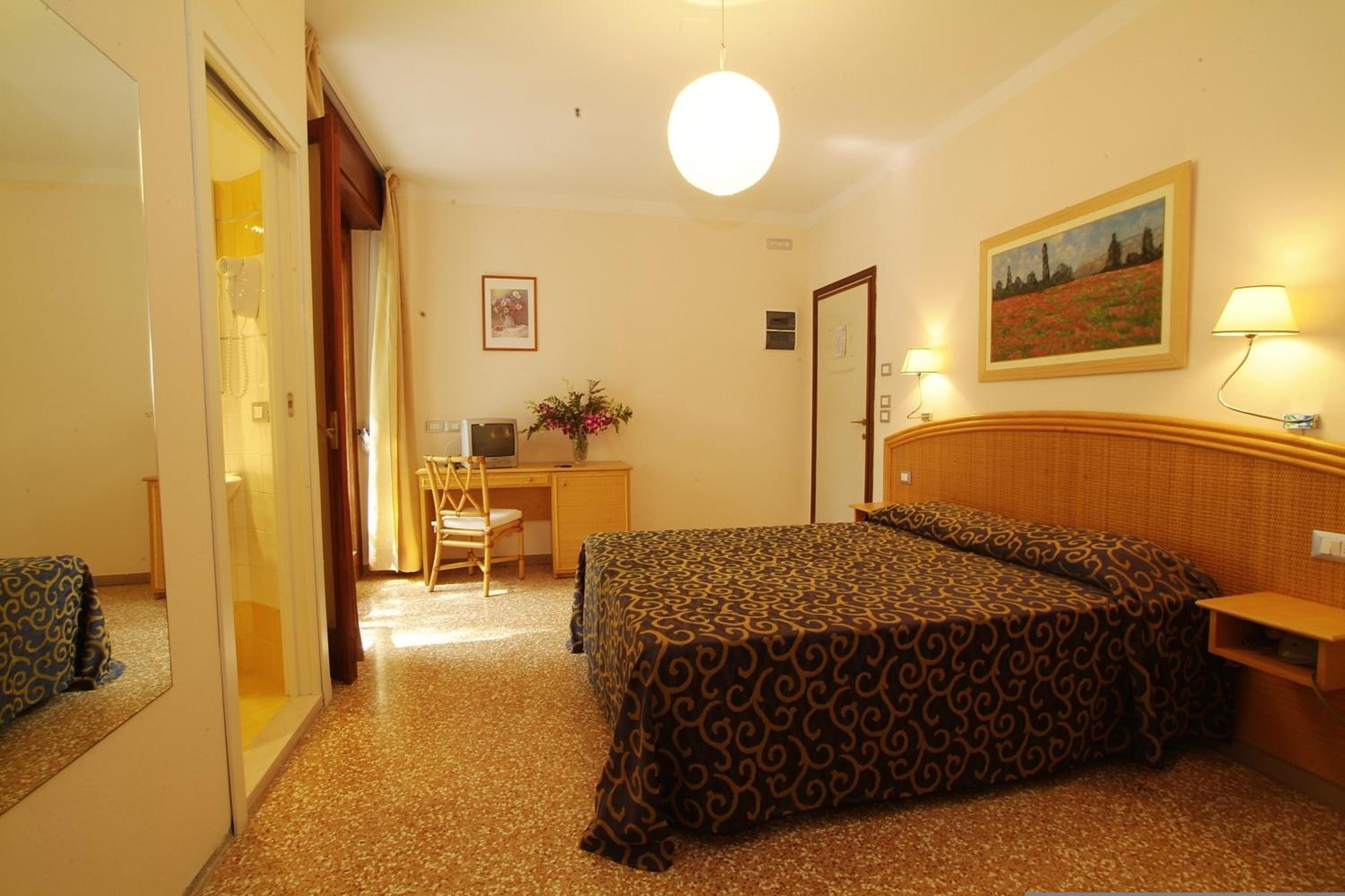 Double Room with Balcony - Photo 7