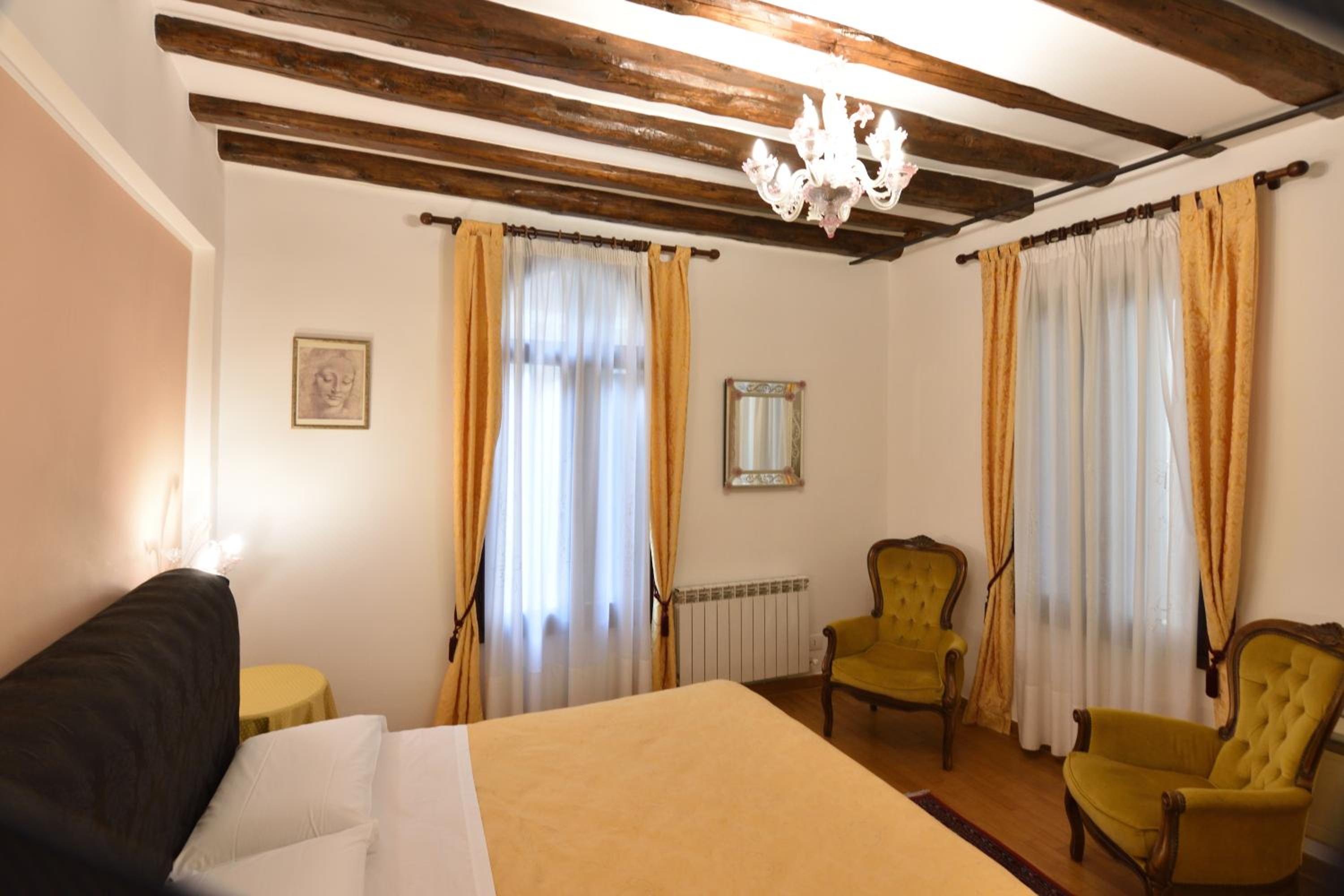Three-Bedroom Apartment - Salizzada San Lio photo 2