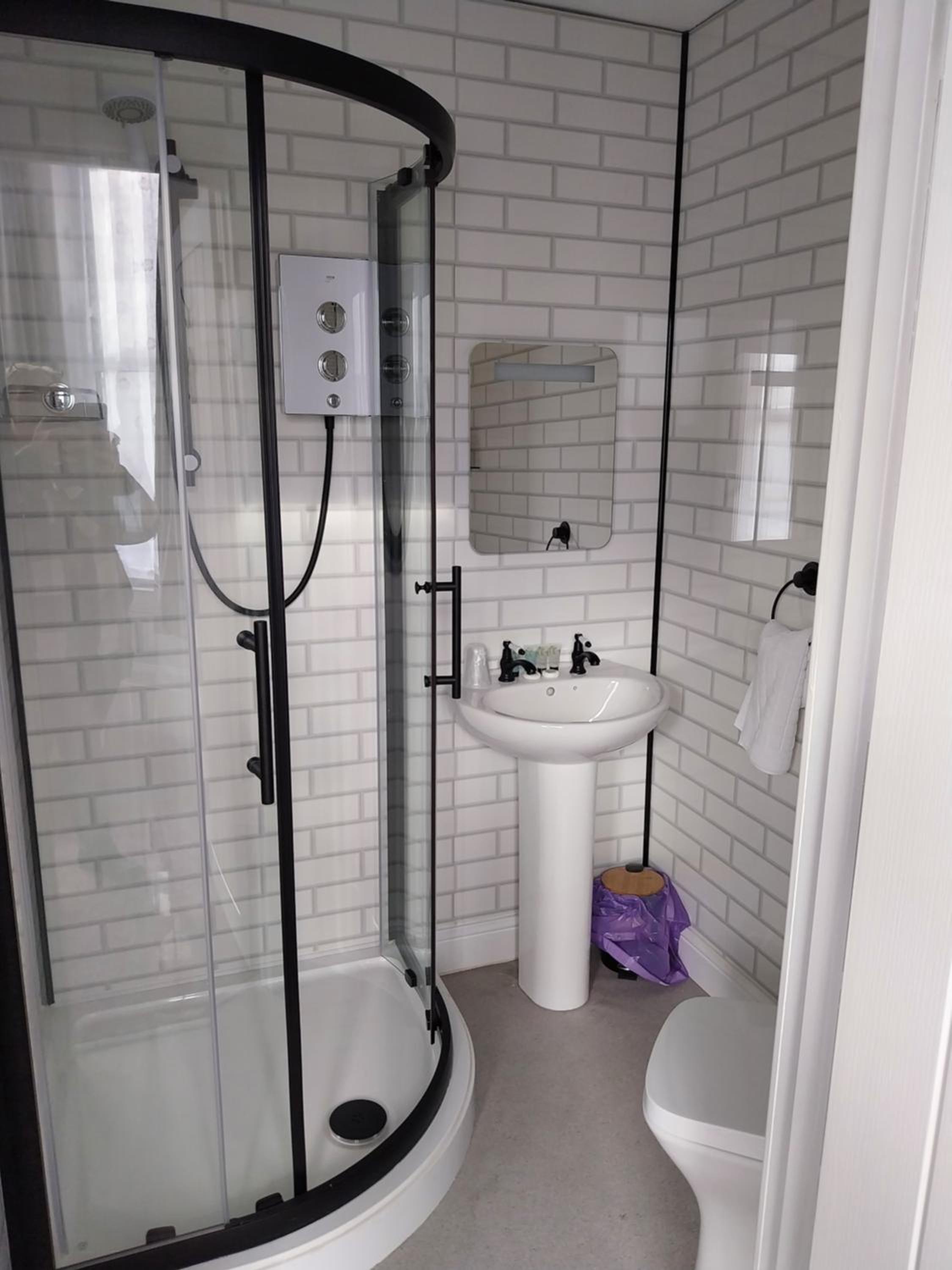 Double Room with Private Bathroom - Photo 2