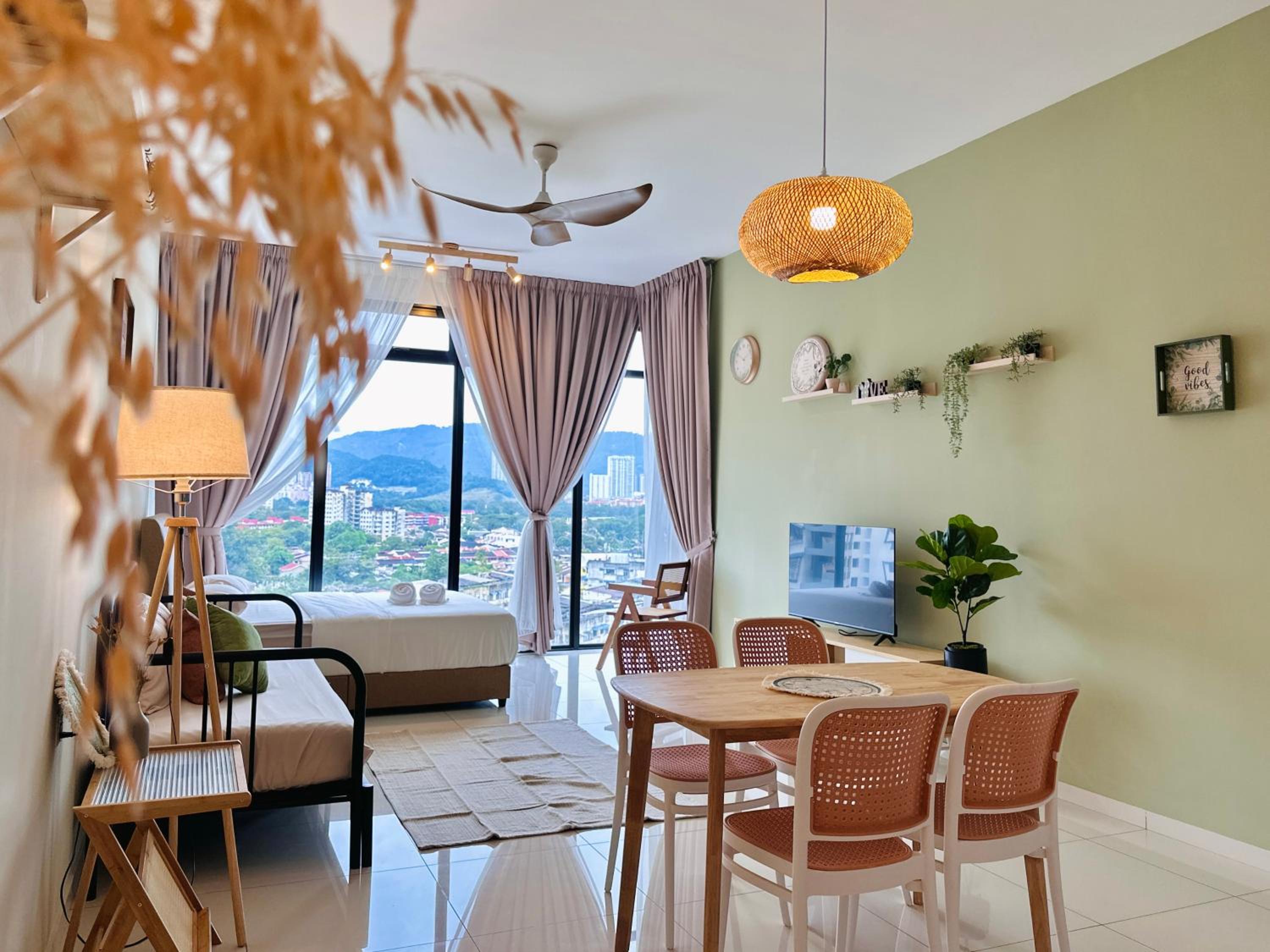 Apartment with Mountain View
