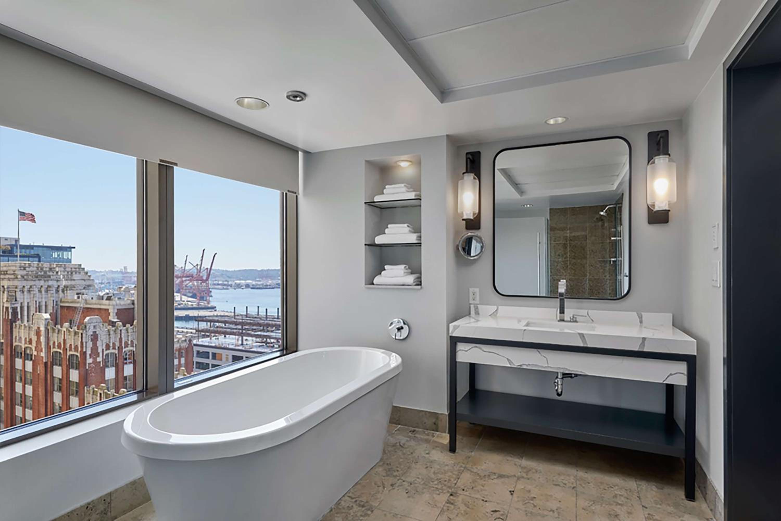 Grand Corner Junior King Suite with Water View