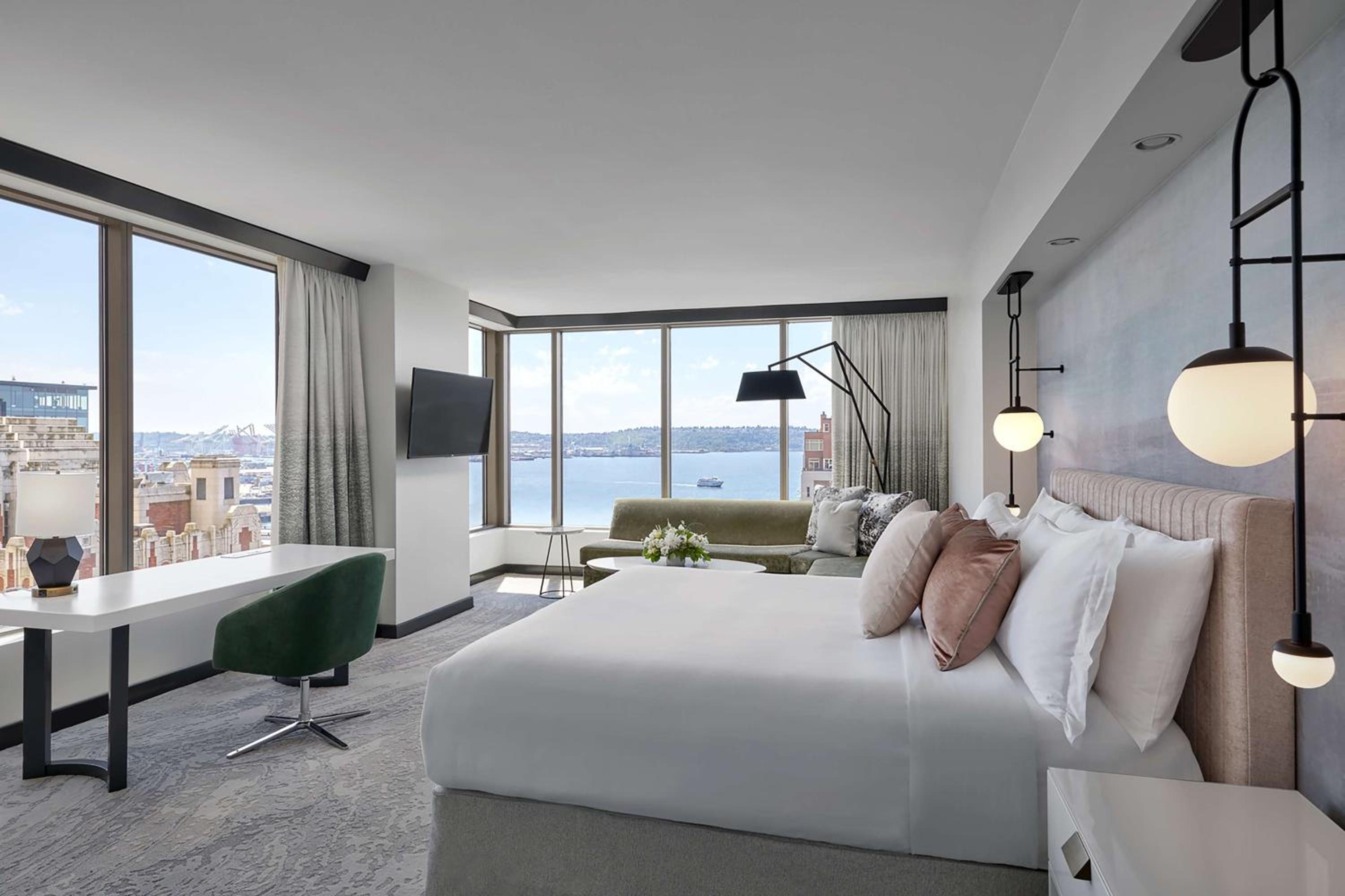 Grand Corner Junior King Suite with Water View