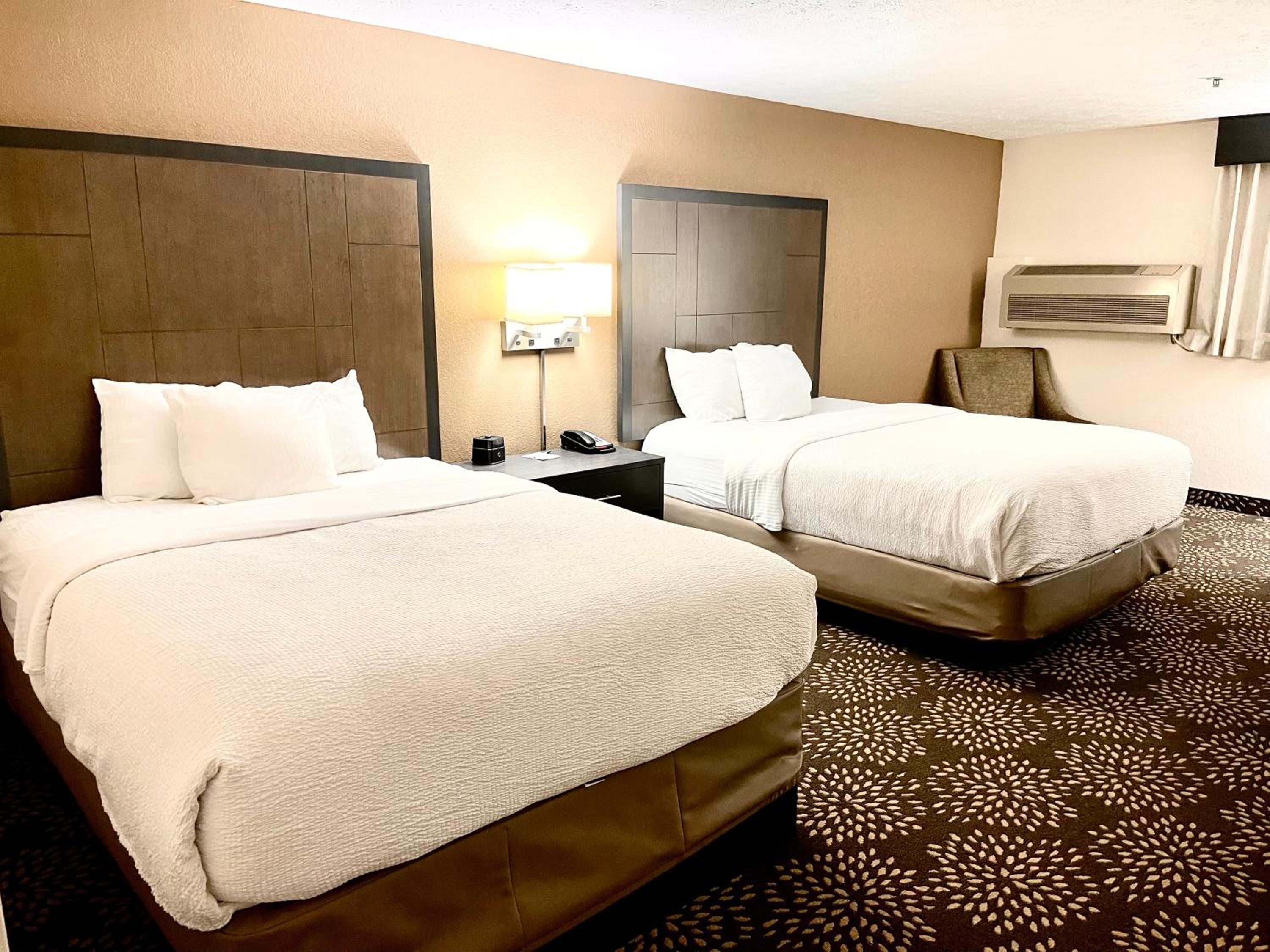 Quadruple Room with Two Queen Beds - Non Smoking - Photo 6