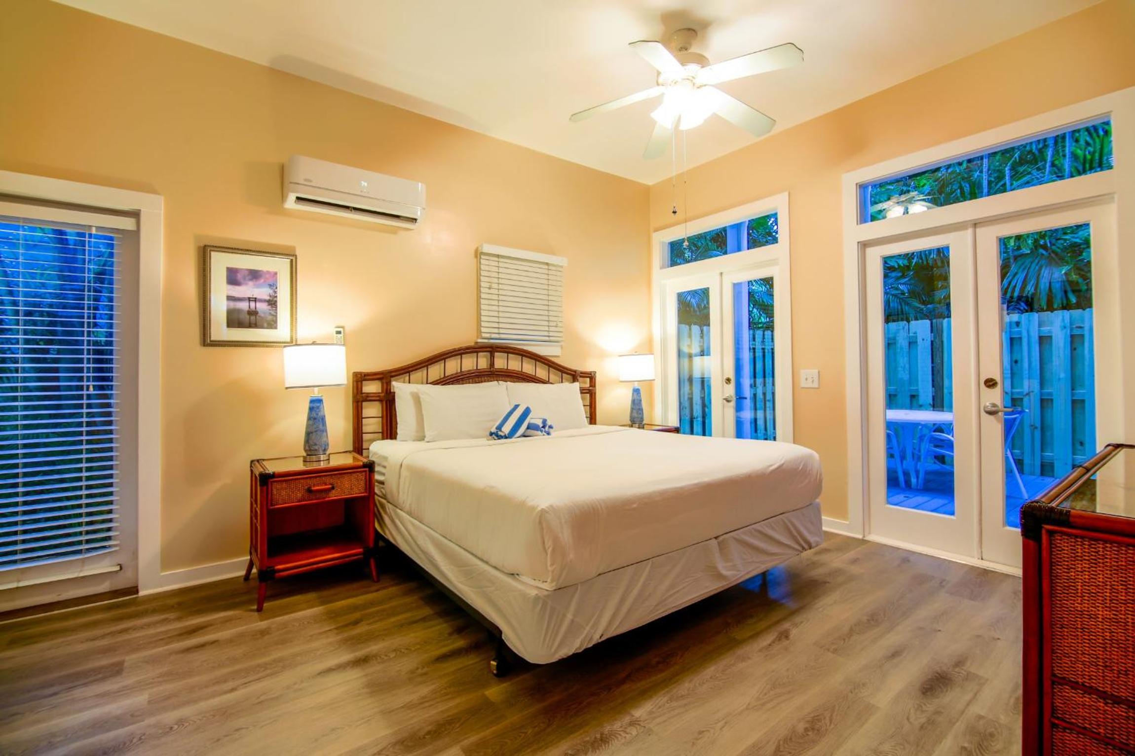 Queen Room with Sofa Bed ( Town Home Bob’s Place ) photo 2