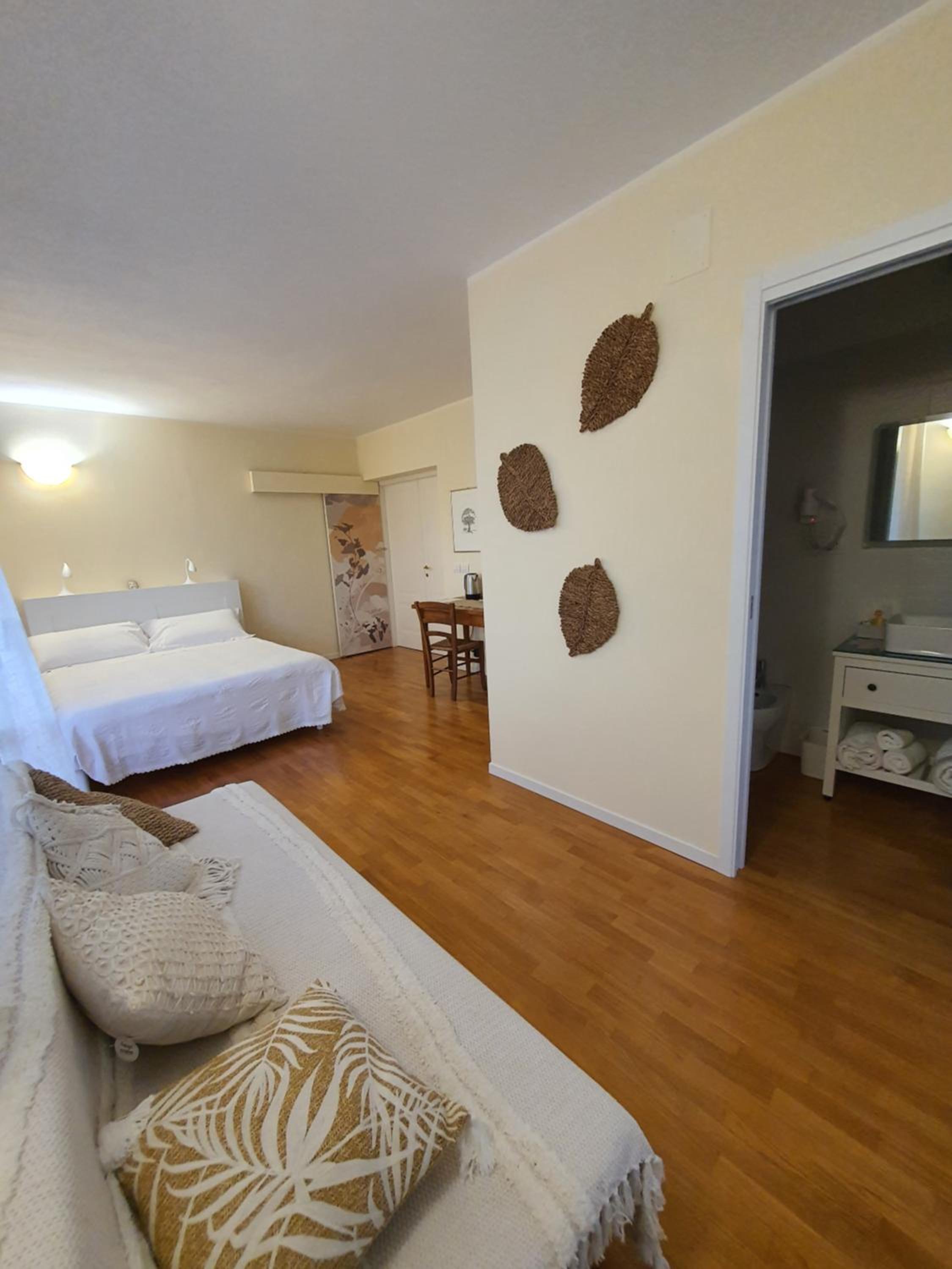 Quadruple Room with Bathroom - Photo 11