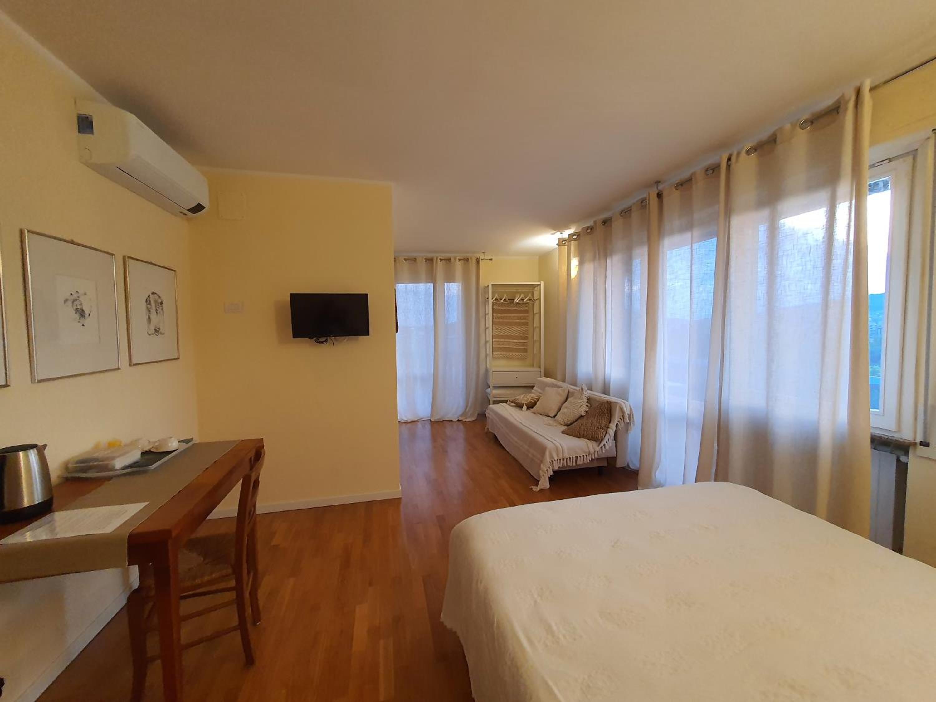 Quadruple Room with Bathroom - Photo 4