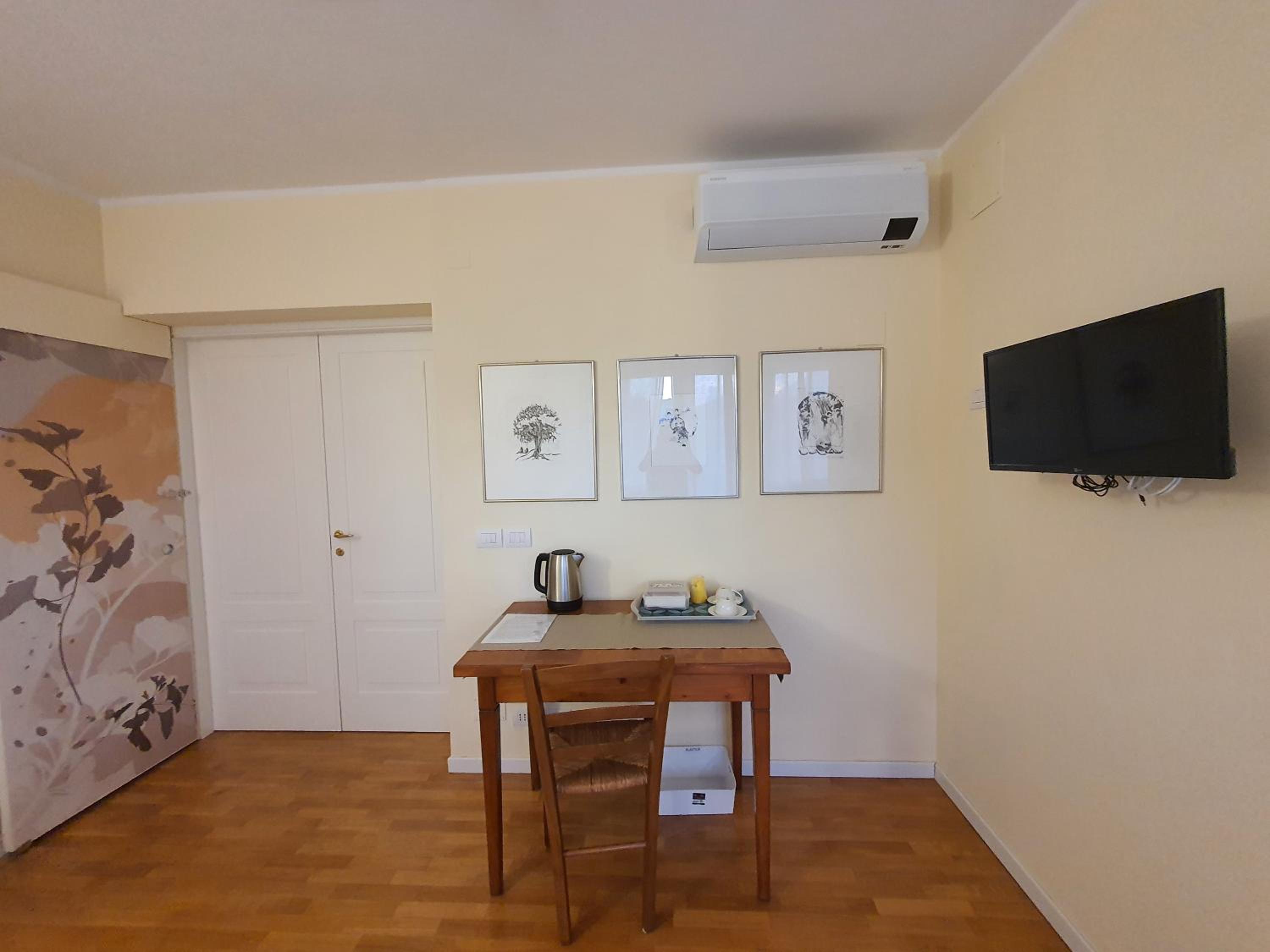 Quadruple Room with Bathroom - Photo 8