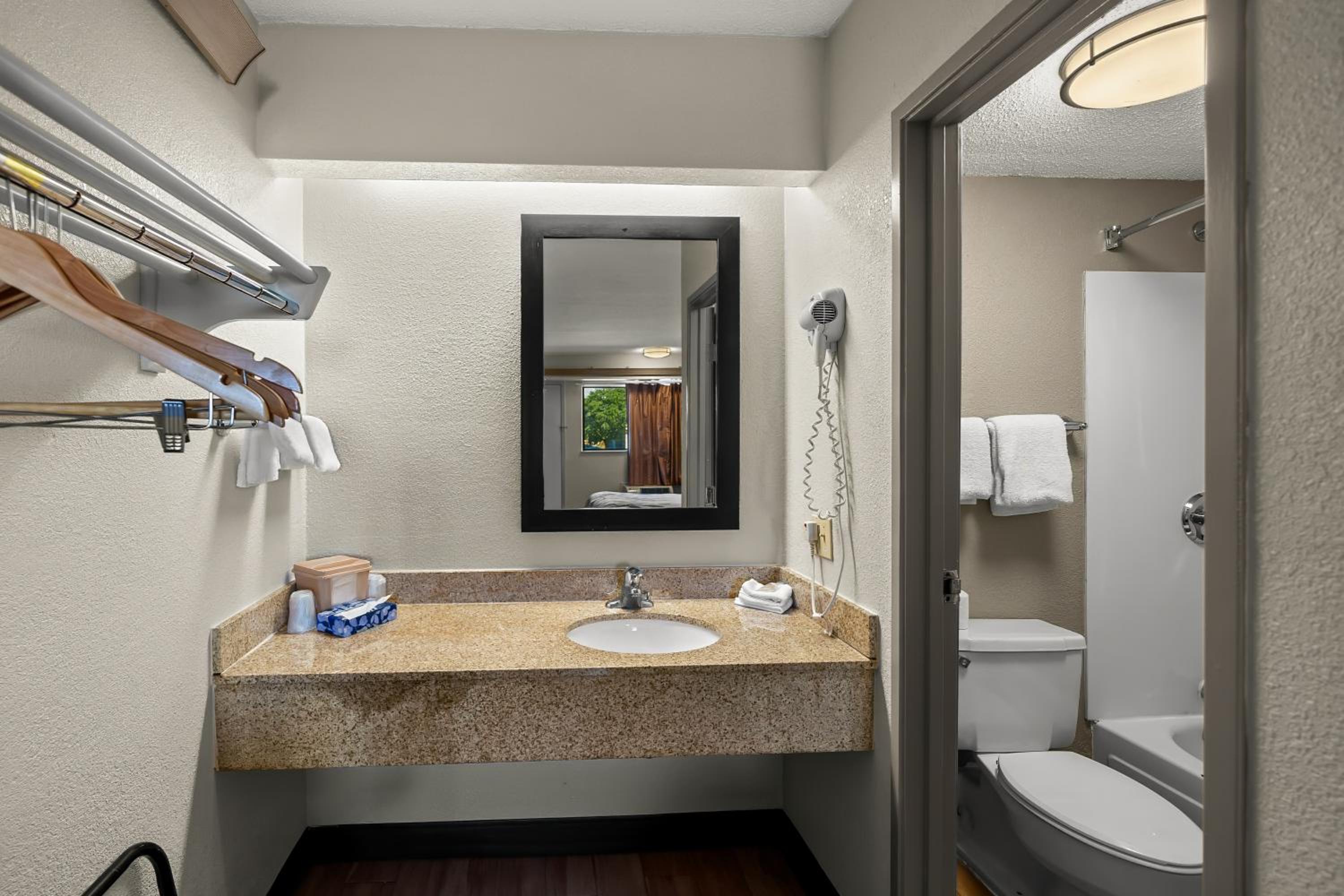 Deluxe Room with Two Double Beds Non-Smoking - Photo 6