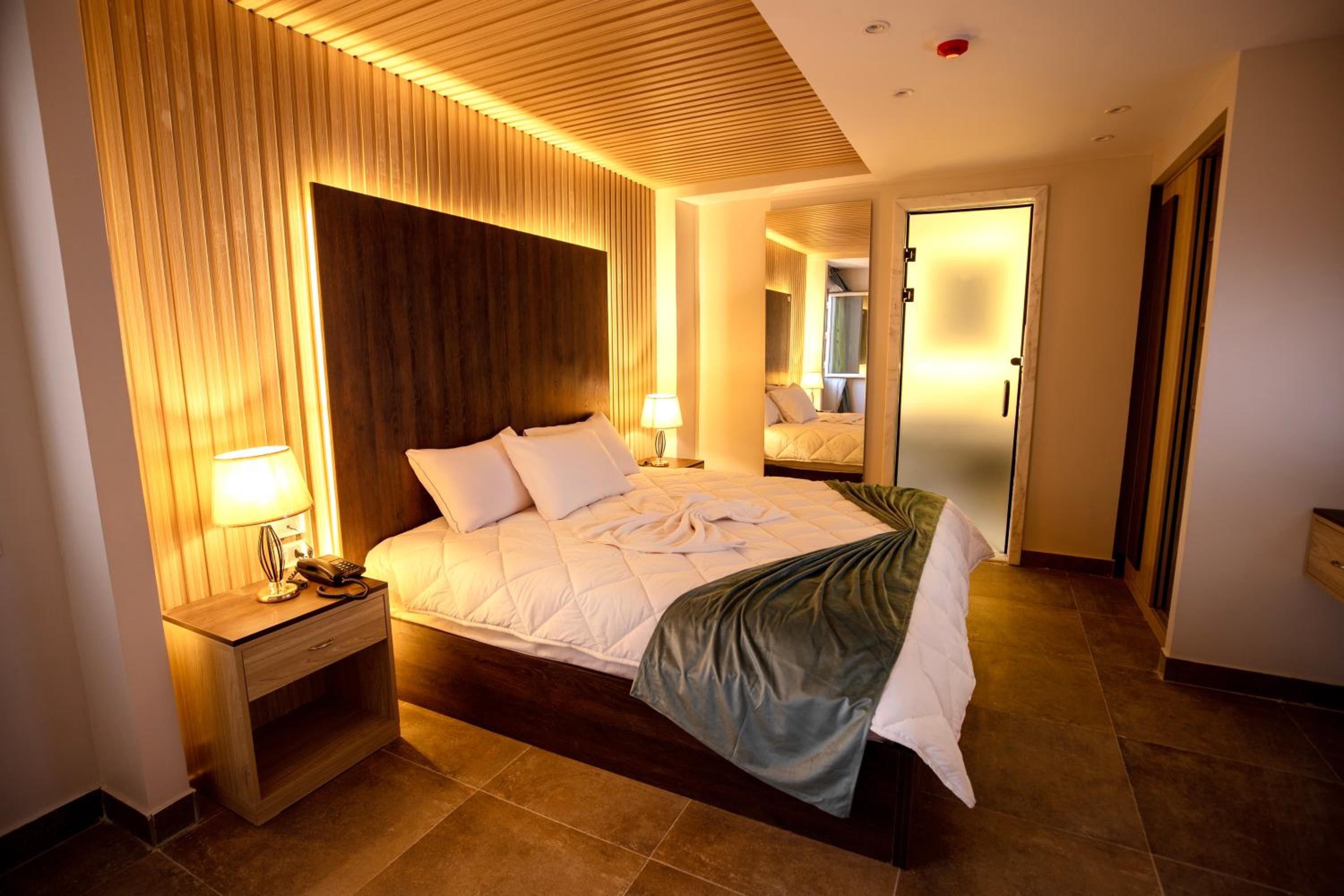 Standard King Room photo 2