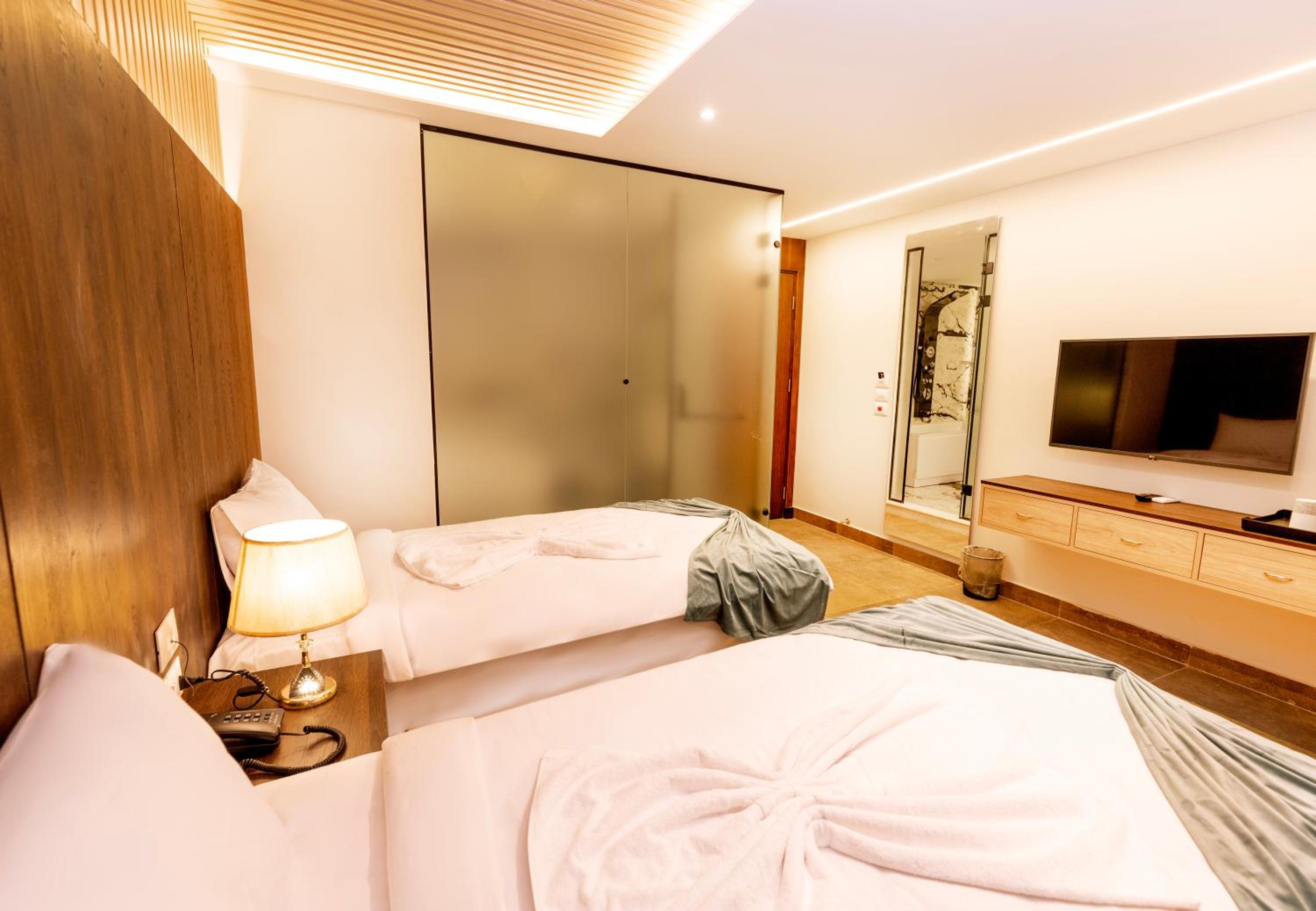 Double Room With Two Double Beds photo 3