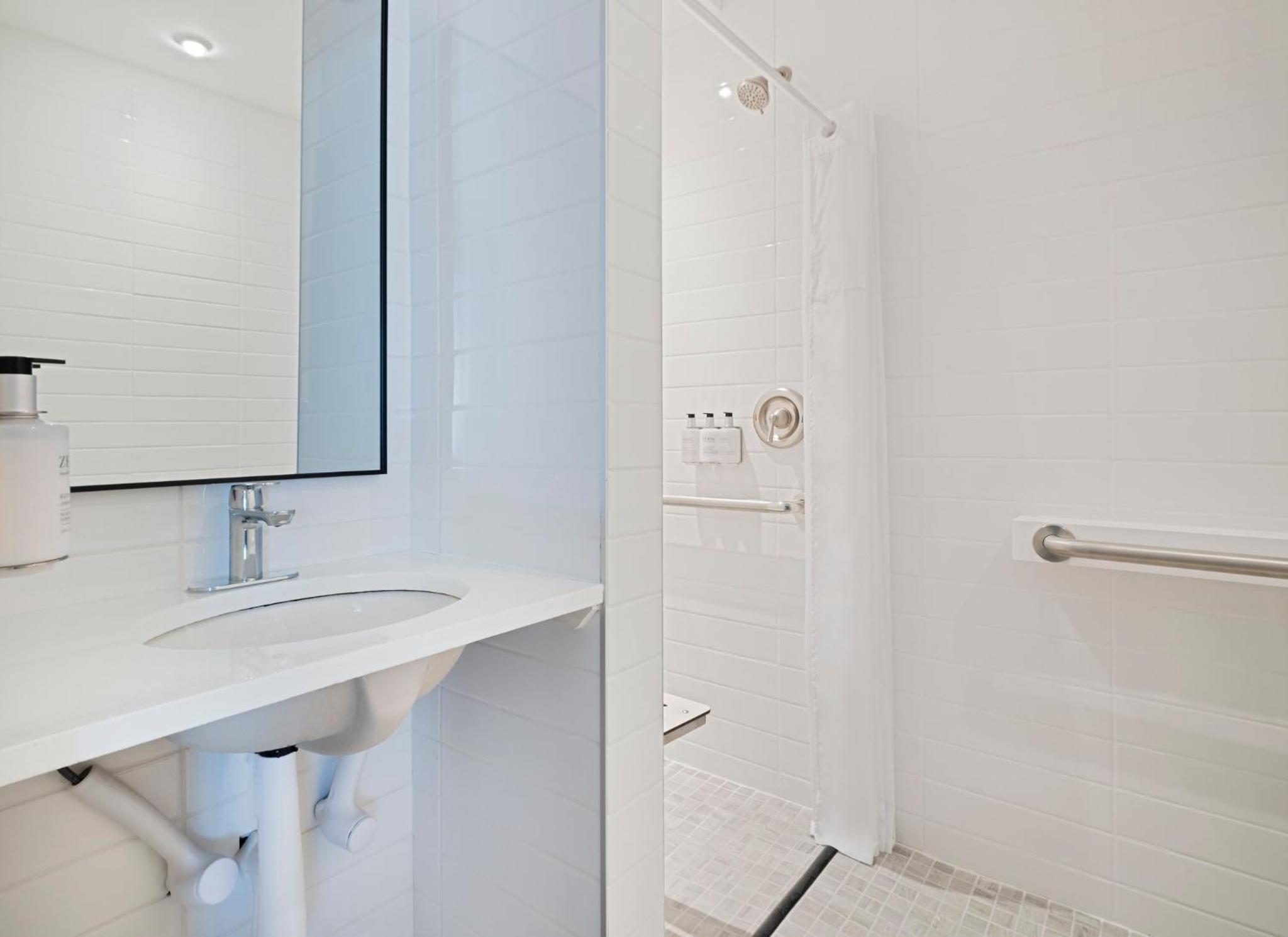 Standard Double Room with Transfer Shower - Mobility Accessible - Photo 4