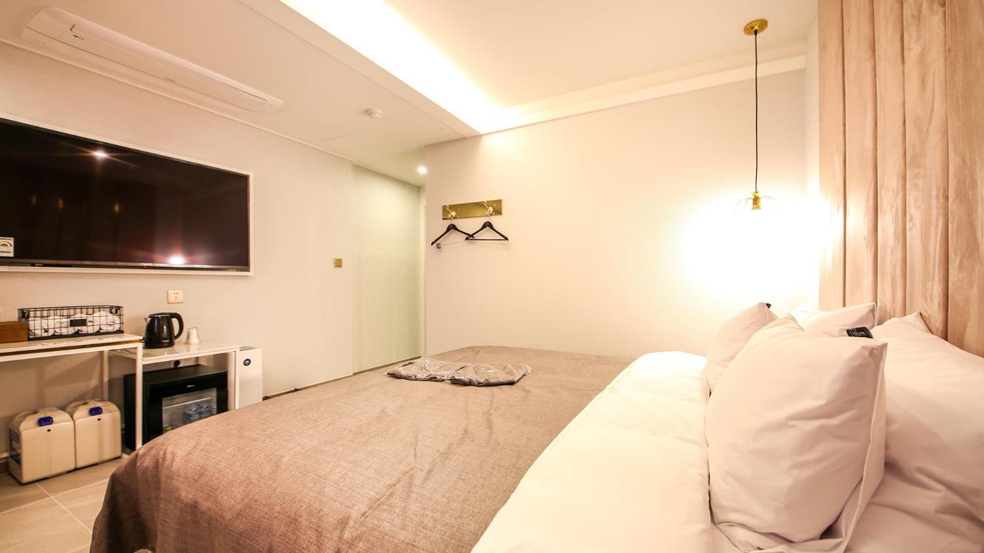 Standard King Room - Photo 1