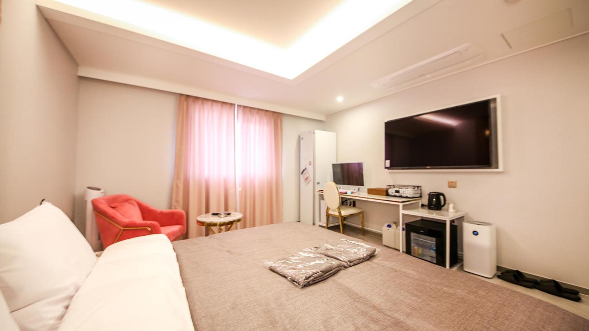 Standard King Room - Photo 7