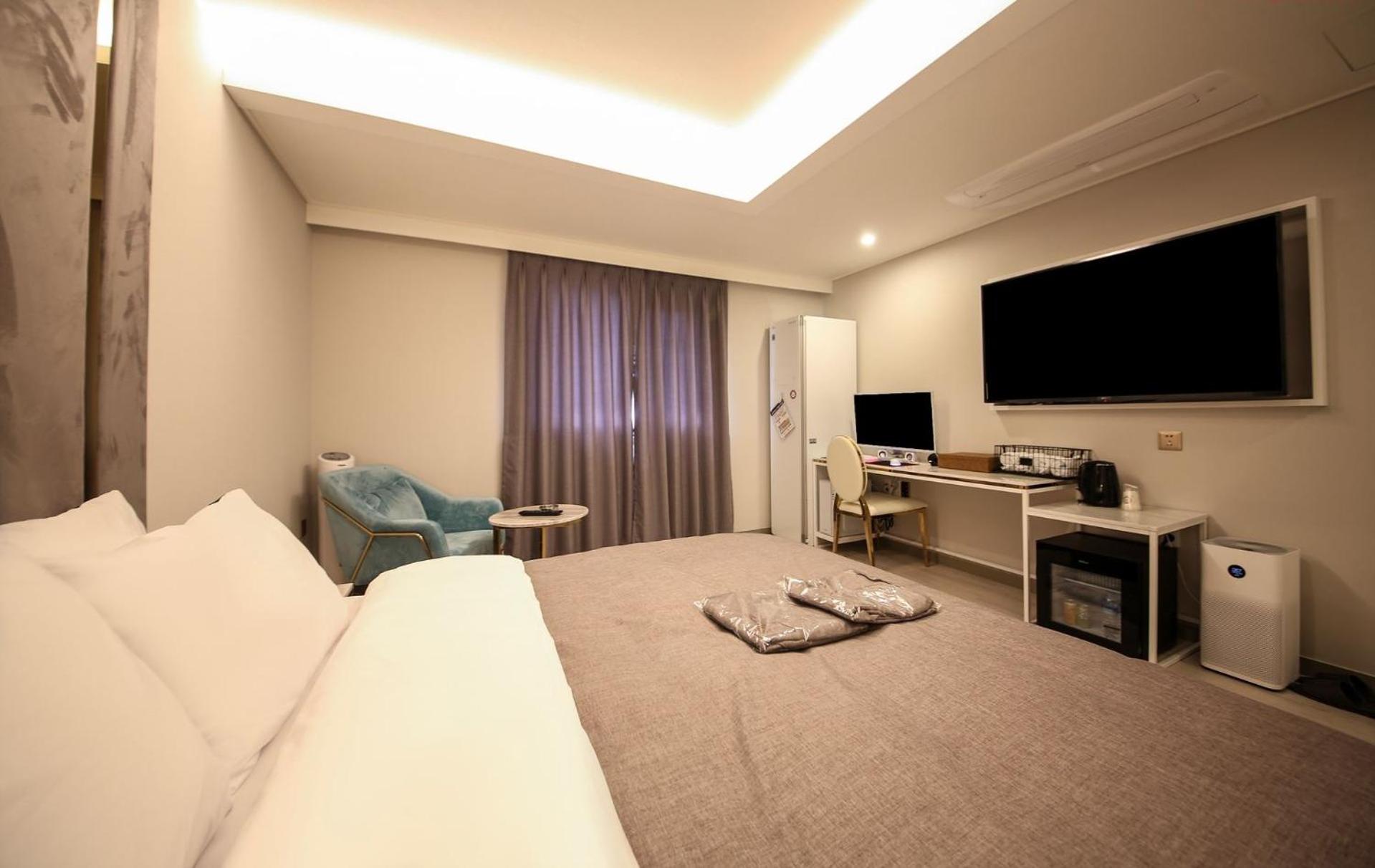 Standard King Room - Photo 4