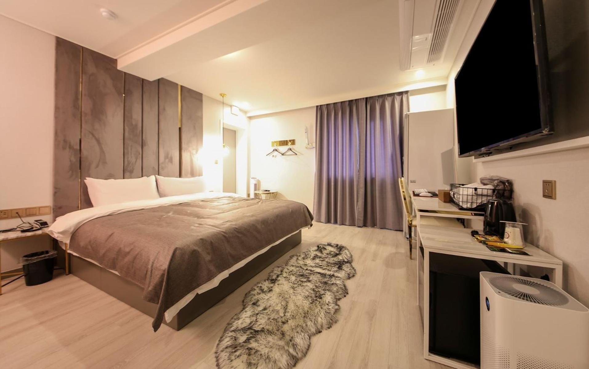 Deluxe King Room - Photo 1