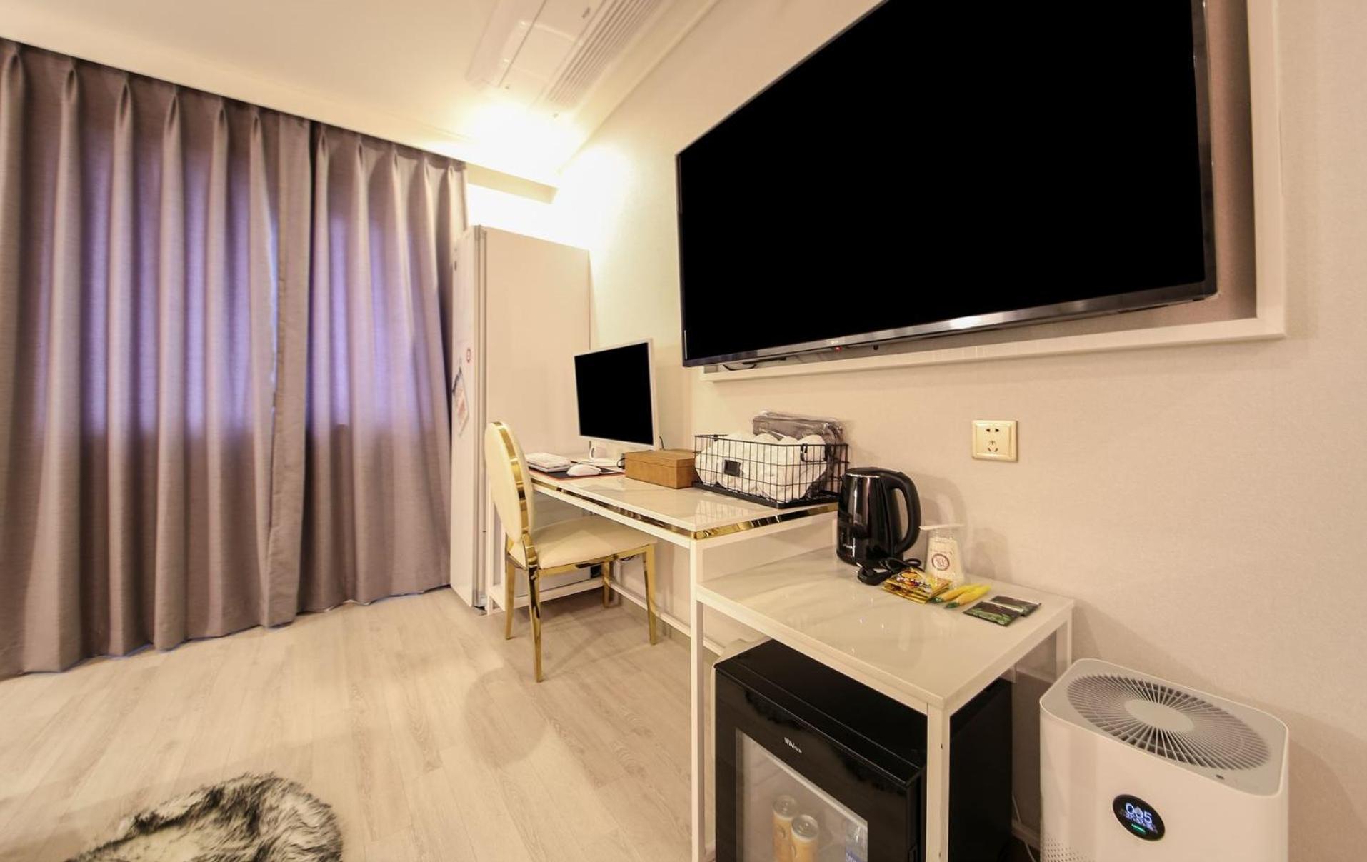 Deluxe King Room - Photo 3