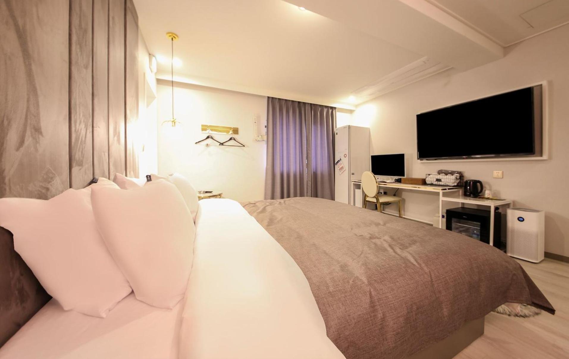 Deluxe King Room - Photo 4