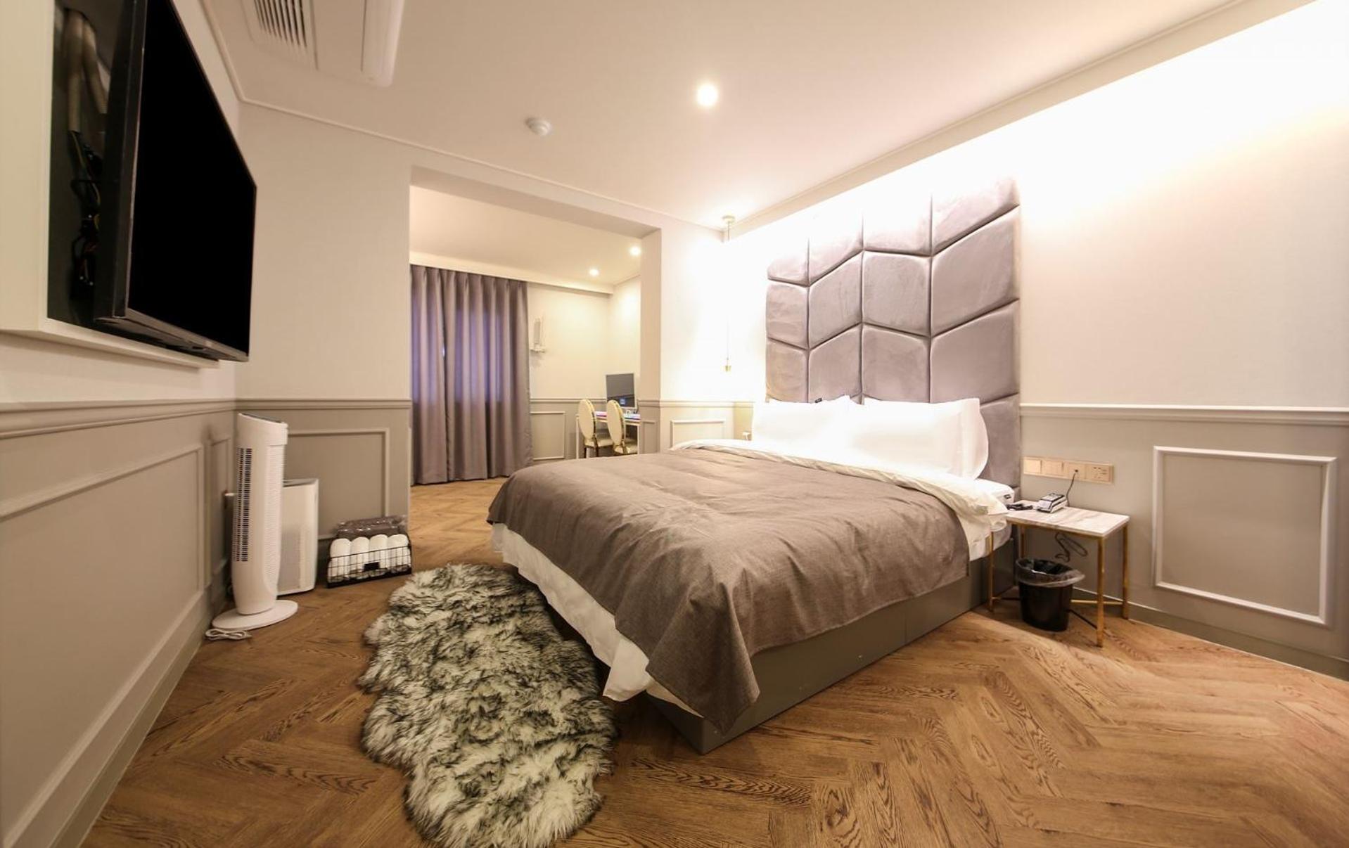 Suite - Photo 1