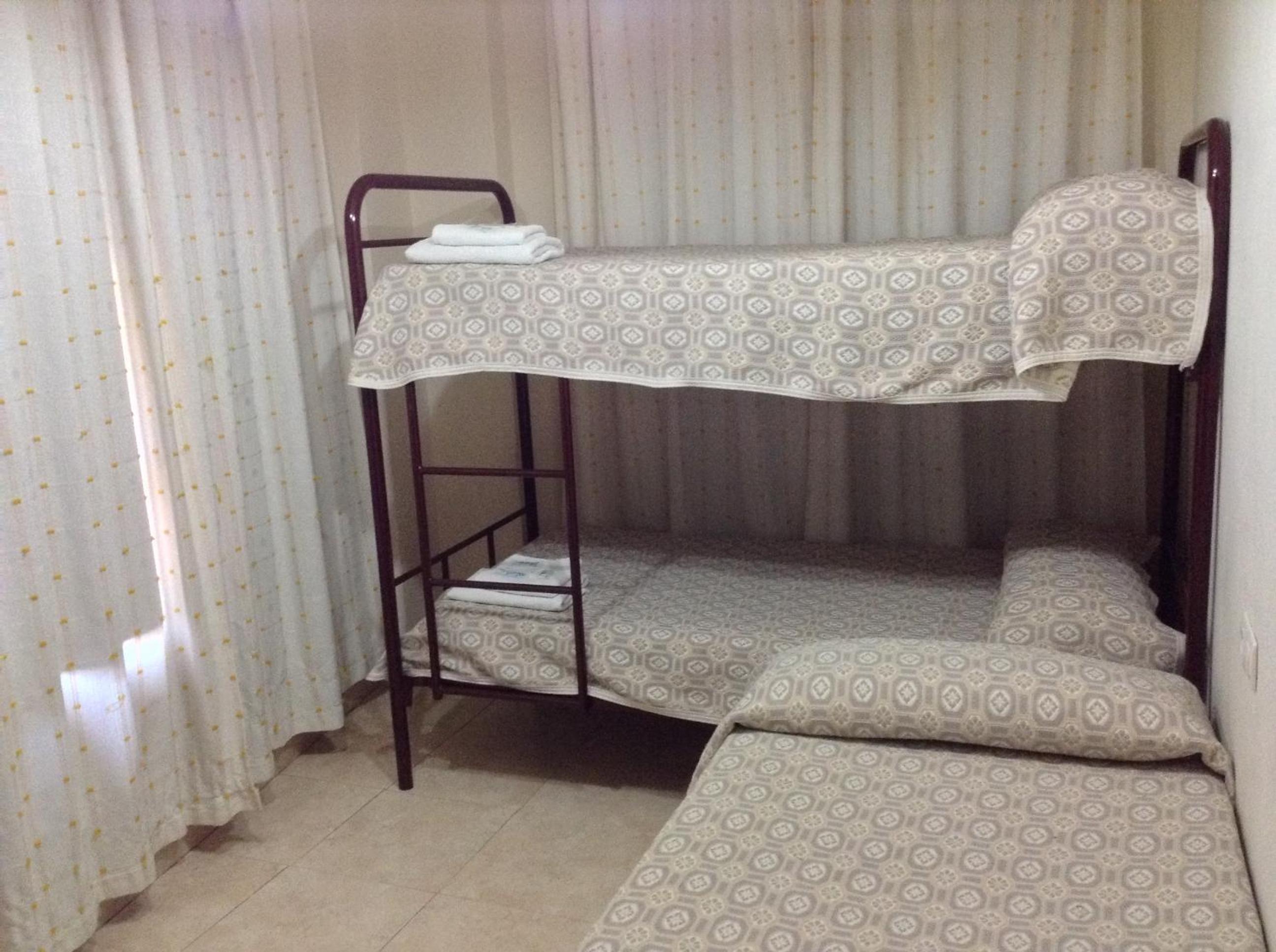 Habitación Doble con cama supletoria y baño compartido