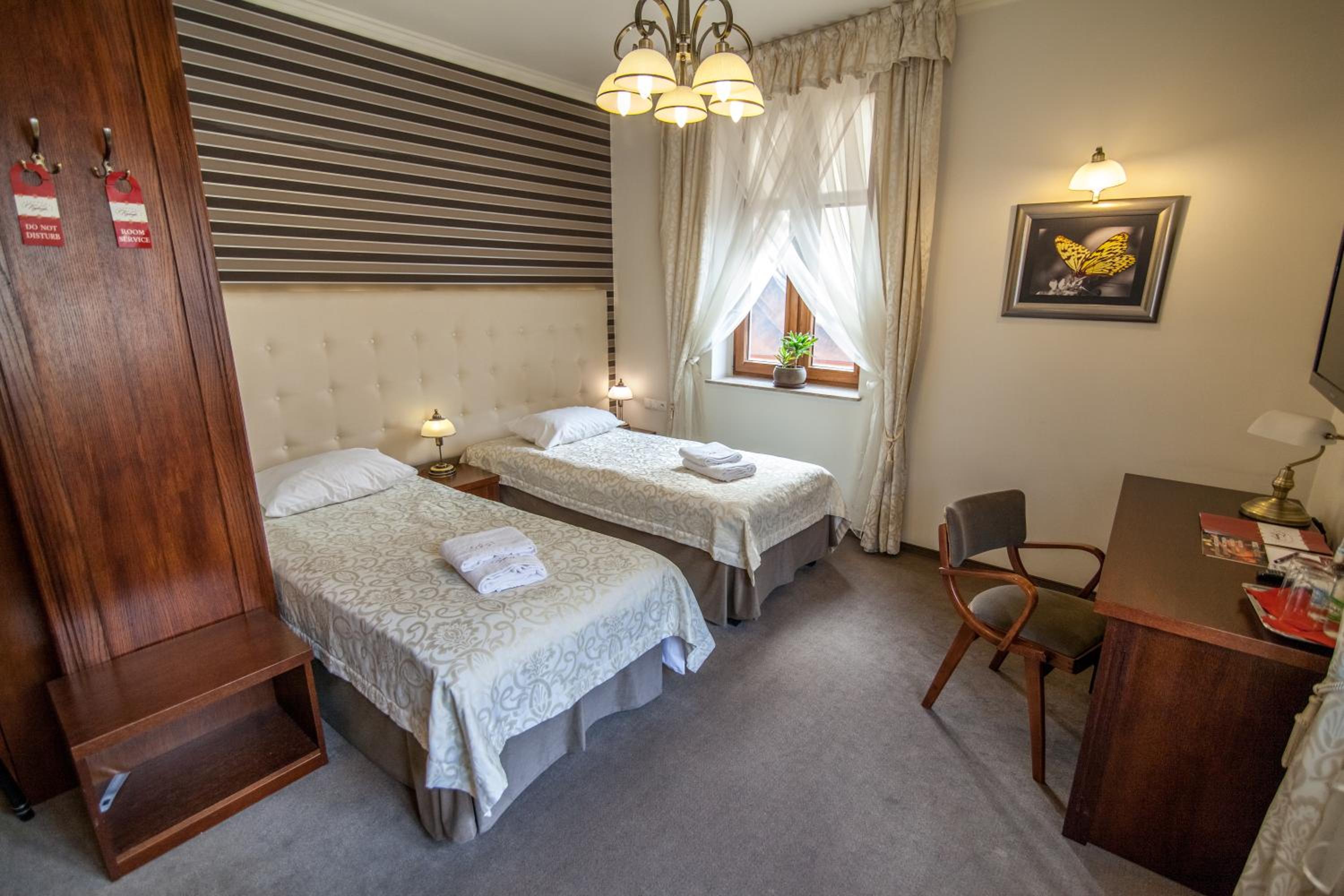 Twin Room - Photo 13