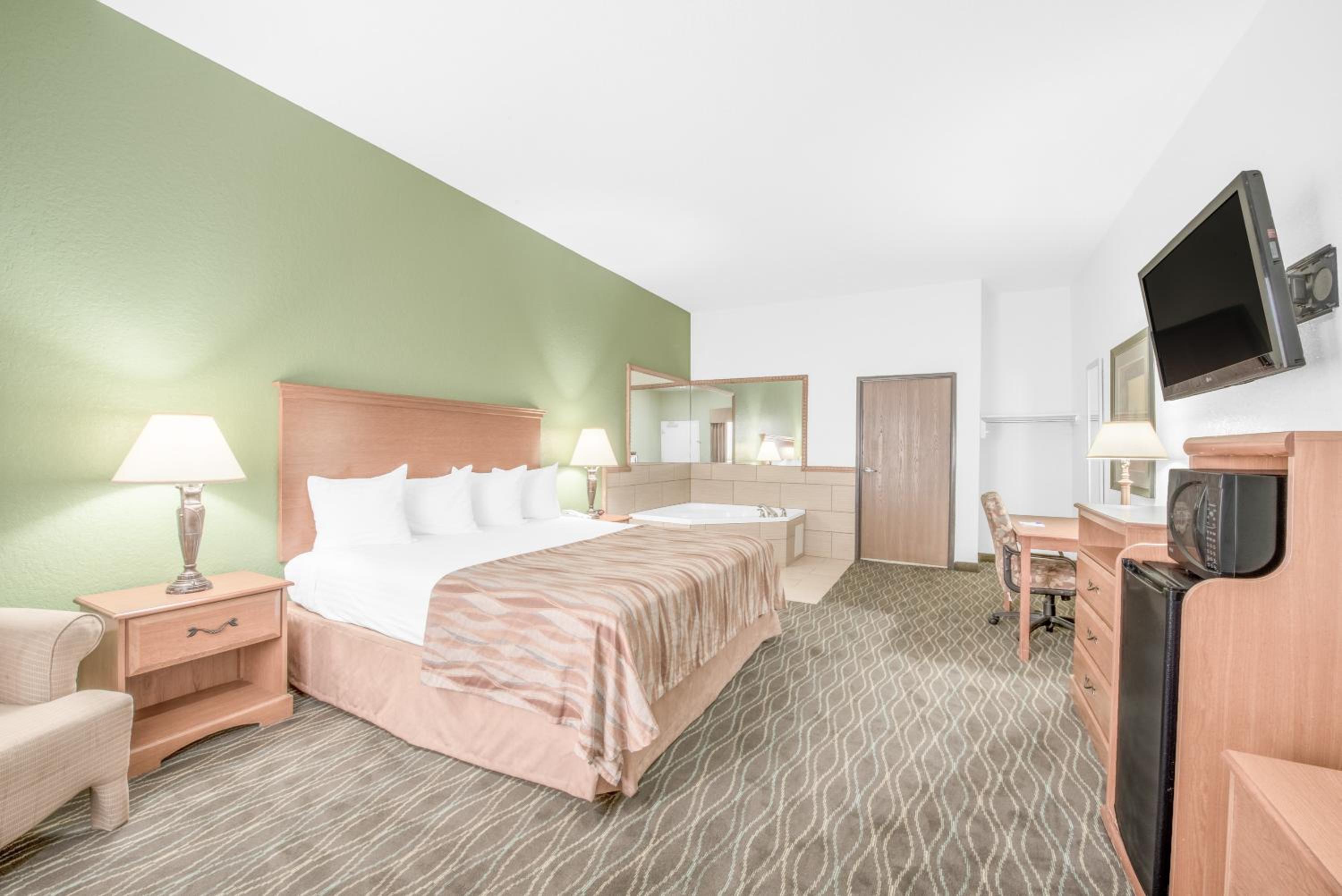 King Room with Jacuzzi -  Non-Smoking - Photo 1