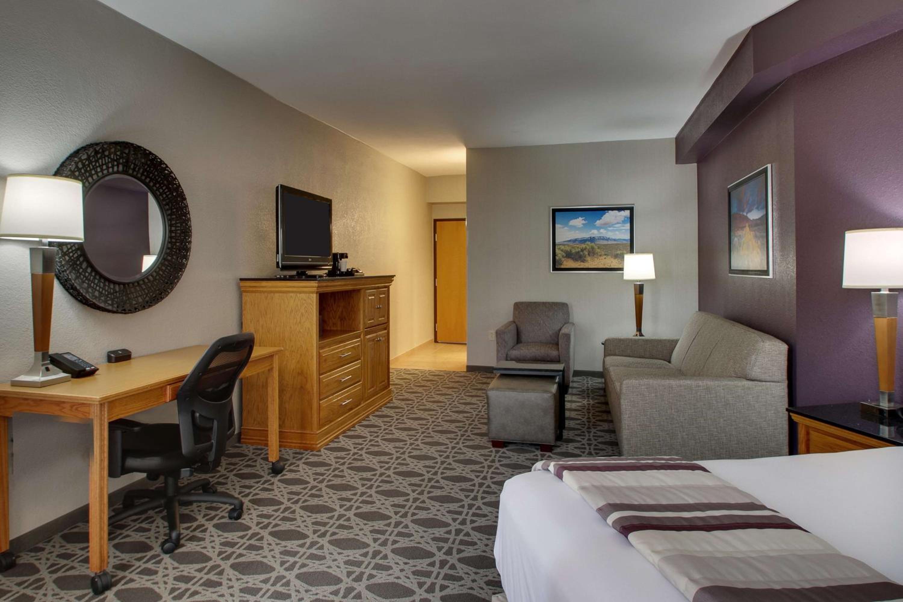 Deluxe King Room with Sofa Bed photo 2