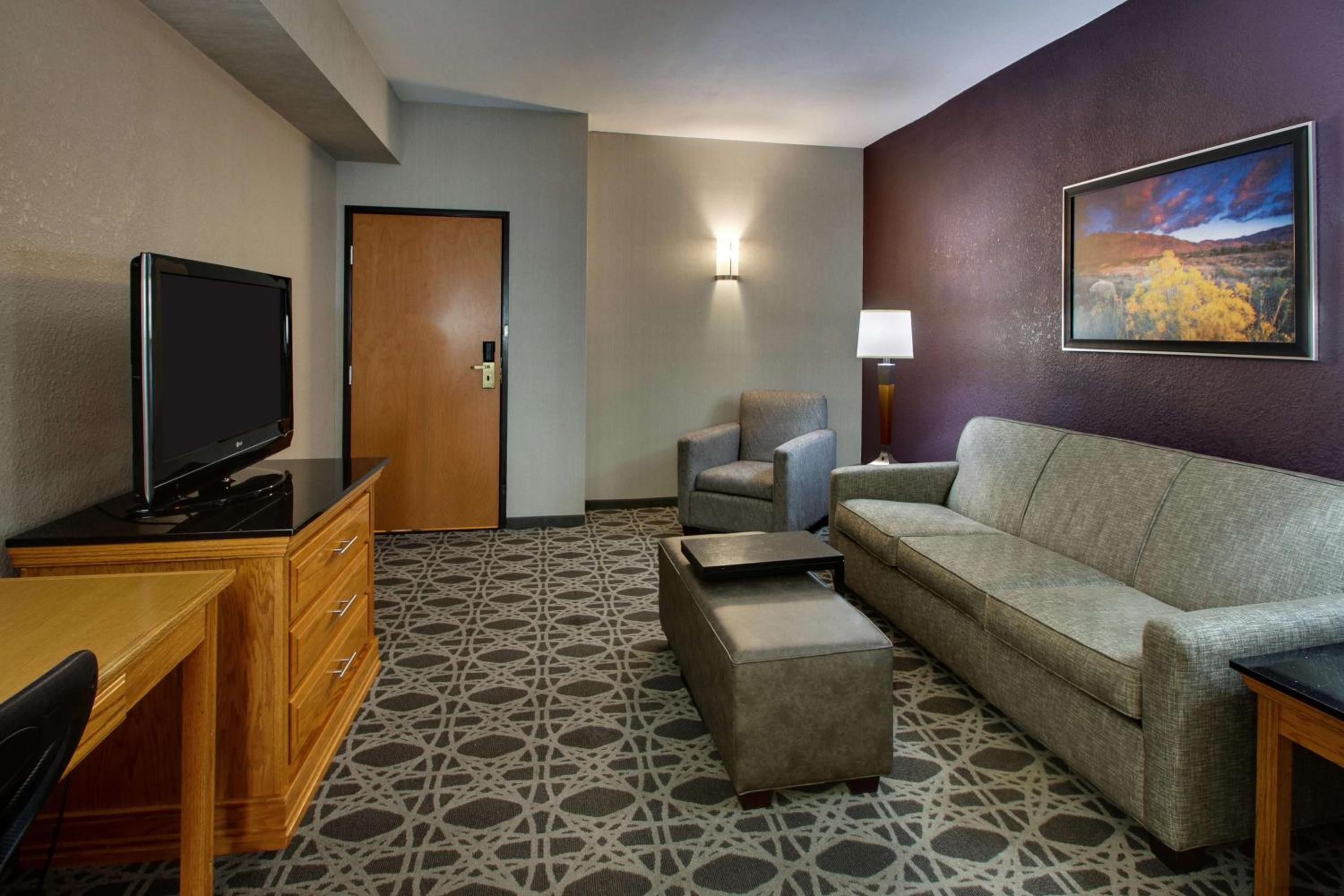 Queen Suite with 2 Queen Beds and Sofa Bed - Photo 4