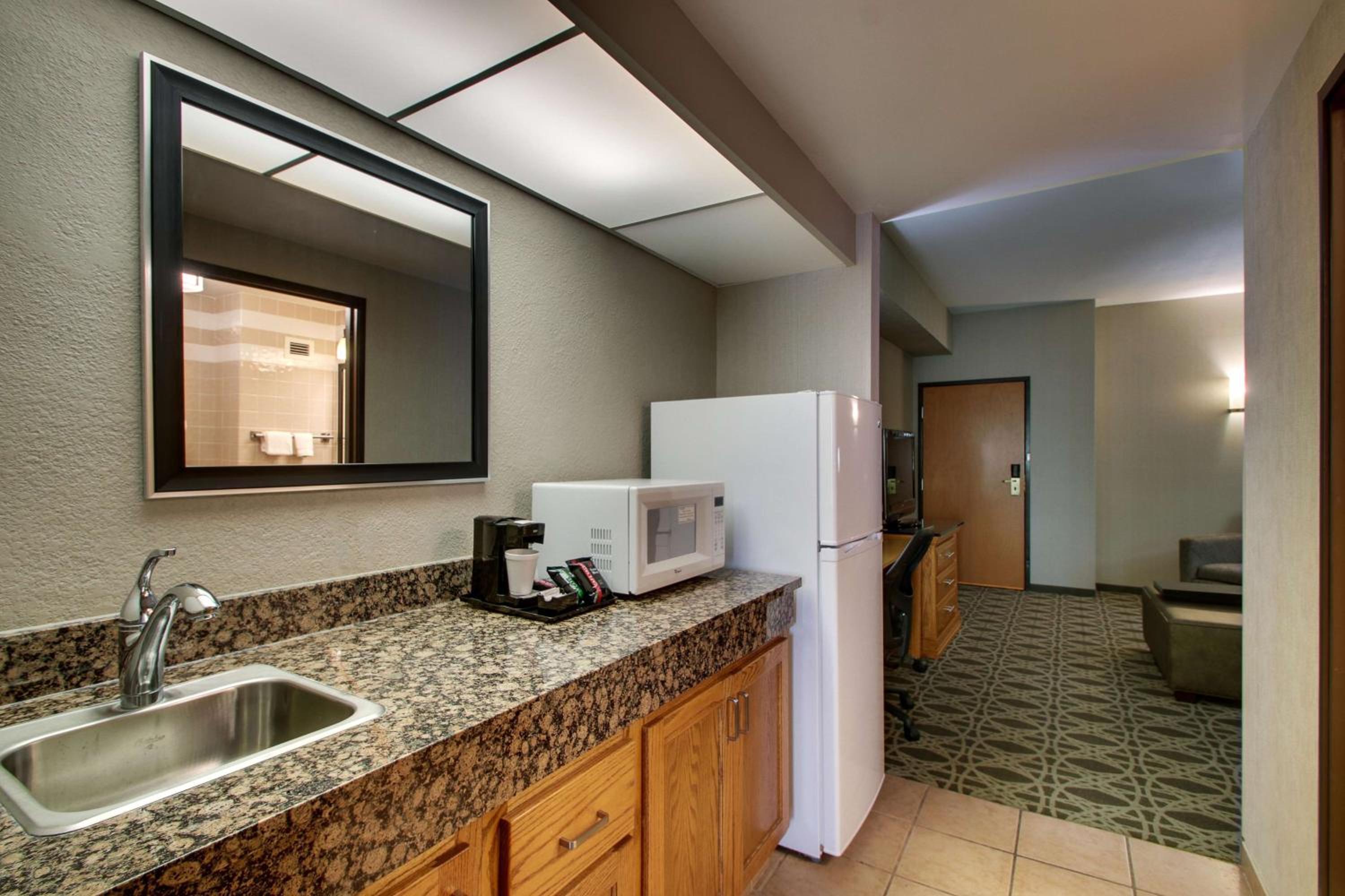 Queen Suite with 2 Queen Beds and Sofa Bed - Photo 5