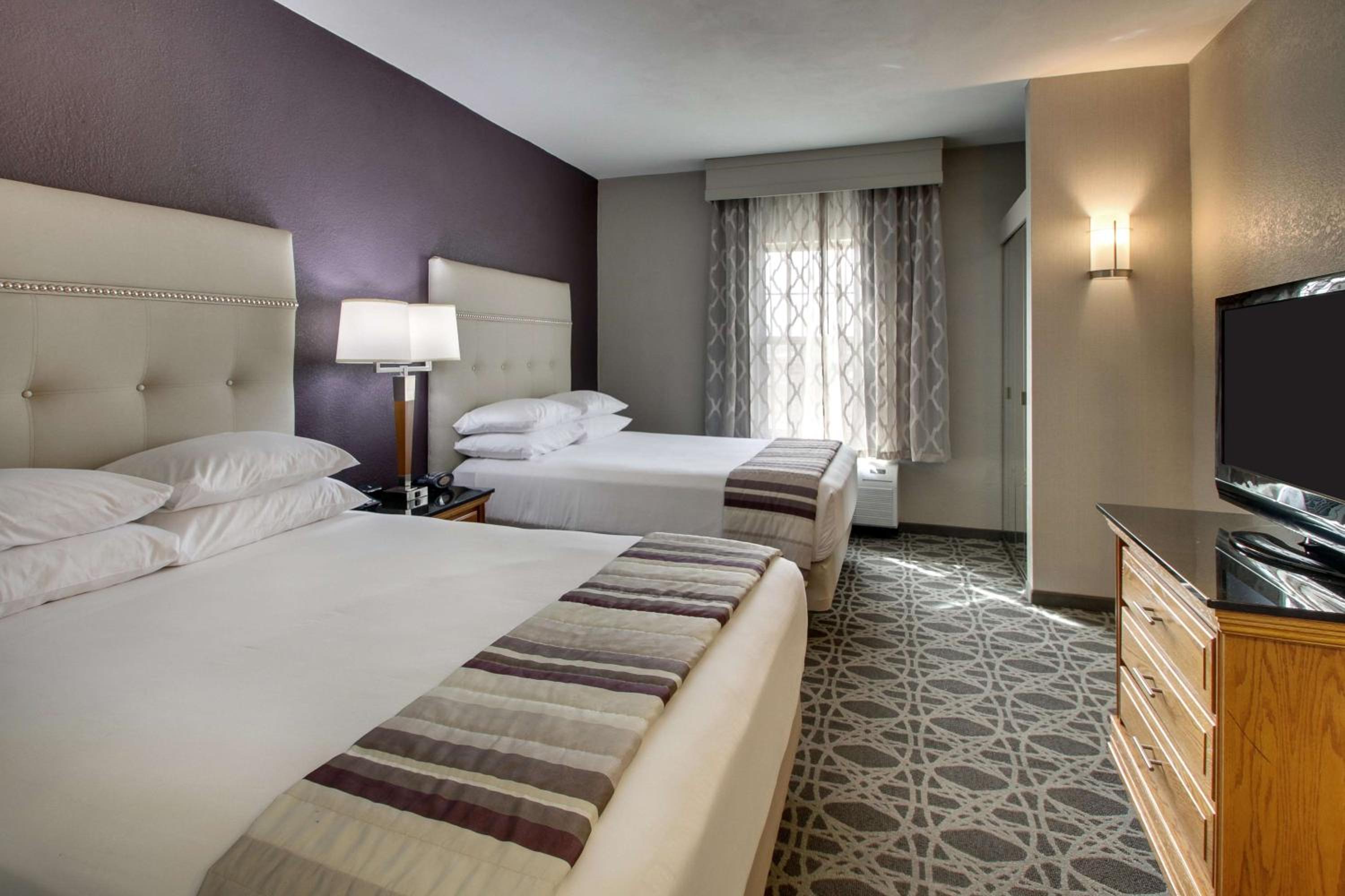 Queen Suite with 2 Queen Beds and Sofa Bed - Photo 2