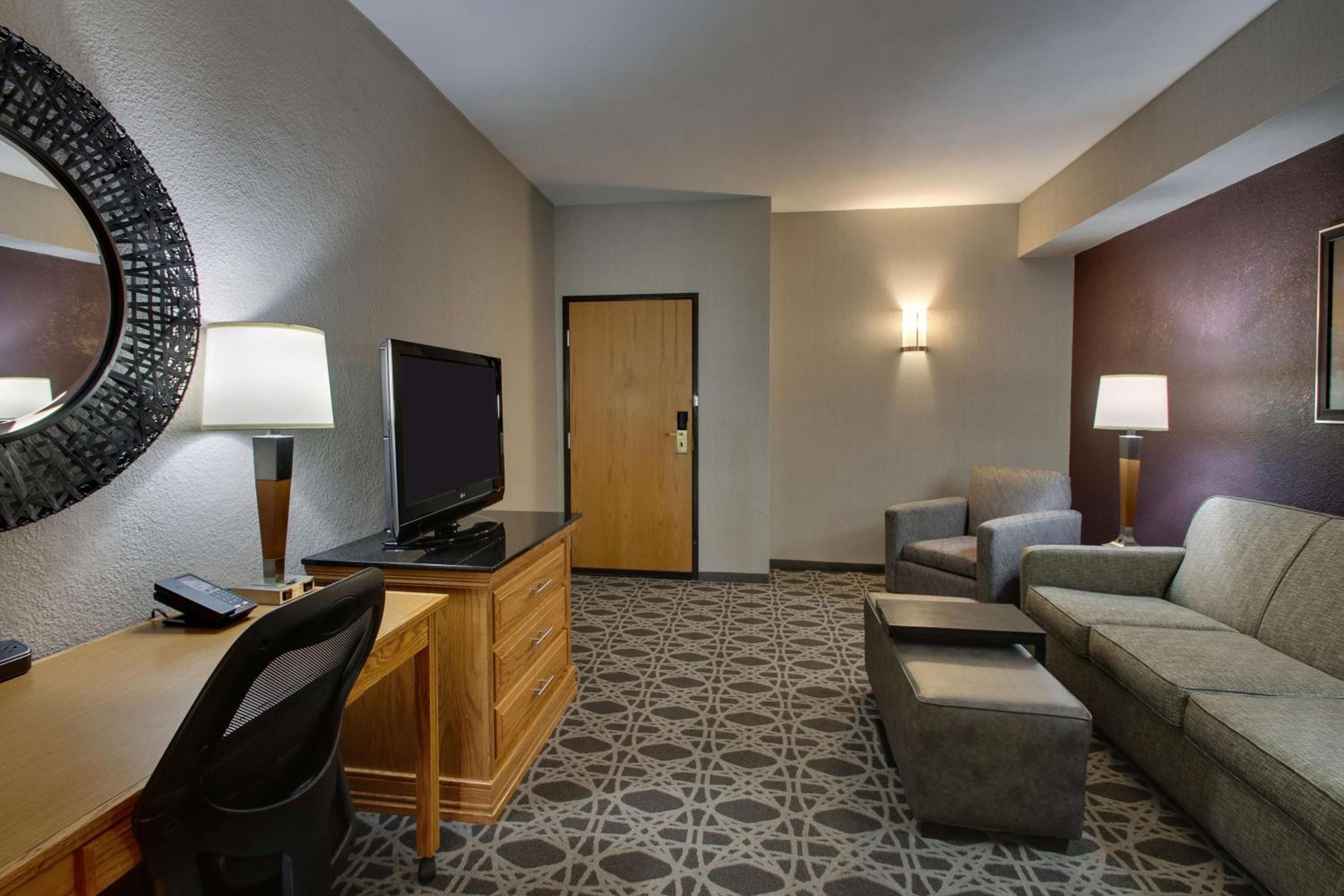 Queen Suite with Kitchen photo 3