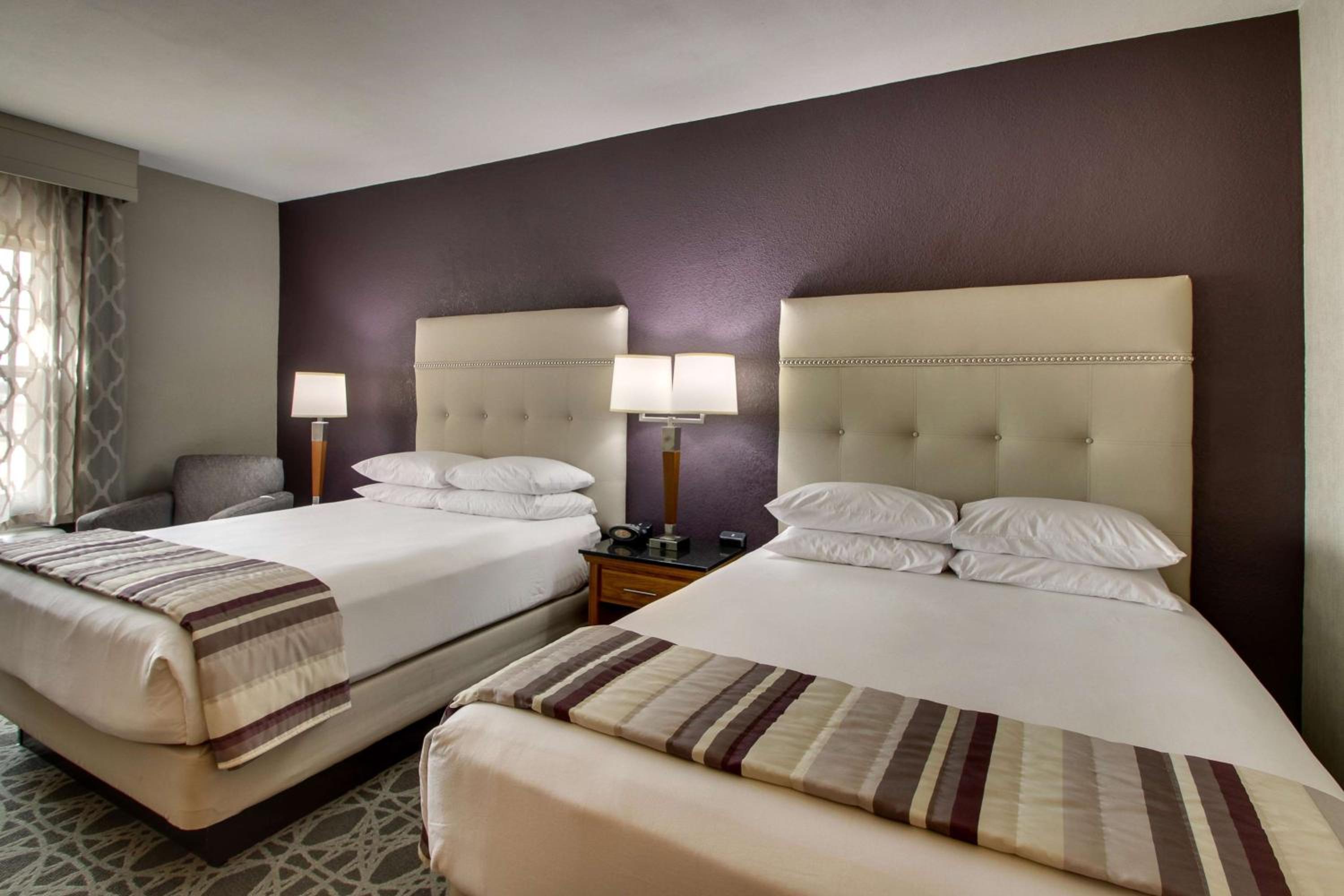 Deluxe Queen Room with Two Queen Beds - Photo 4